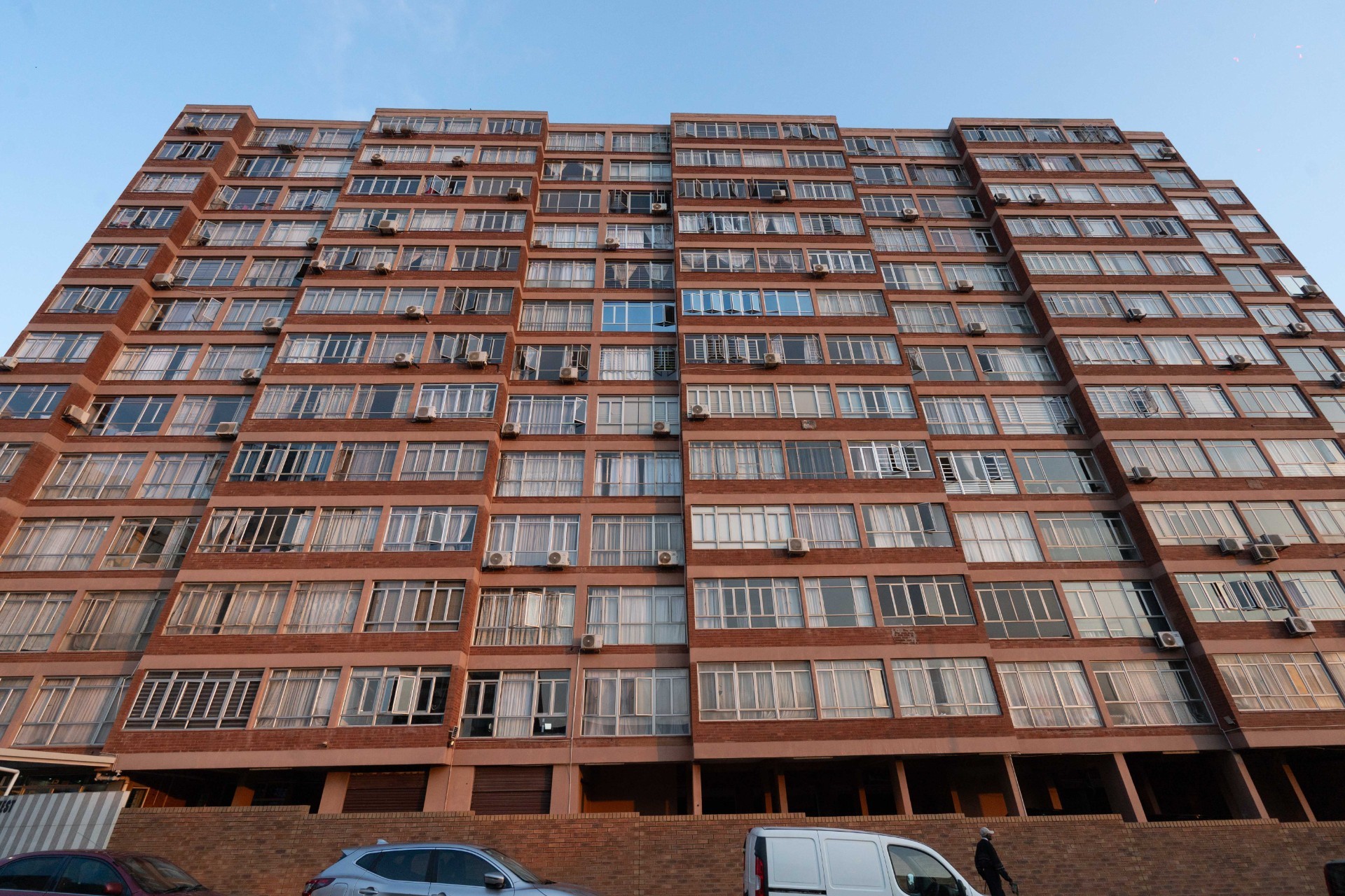 Investment opportunity: Spacious 2.5 Bedroom unit with Parking in North Beach