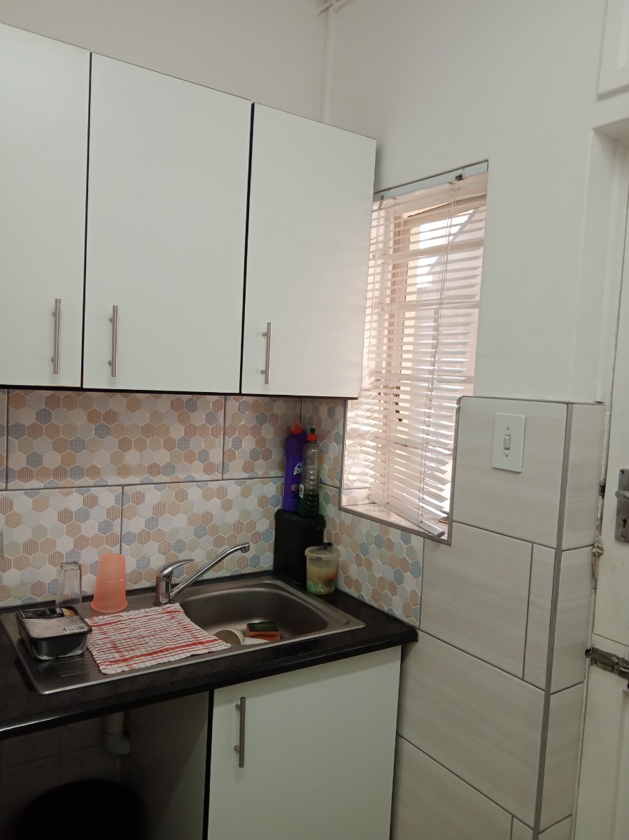 Studio Apartment for sale in Essenwood, Durban, KwaZulu Natal