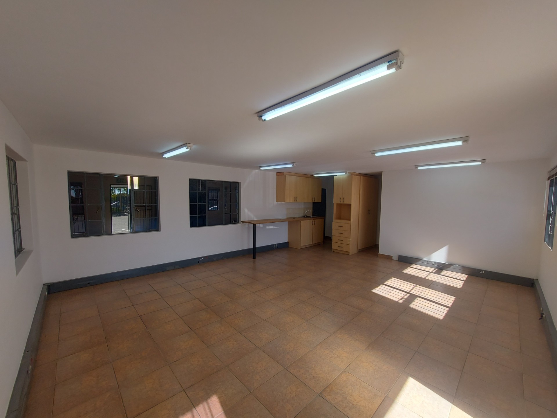 Warehouse For Rent in Roodepoort, Johannesburg 5