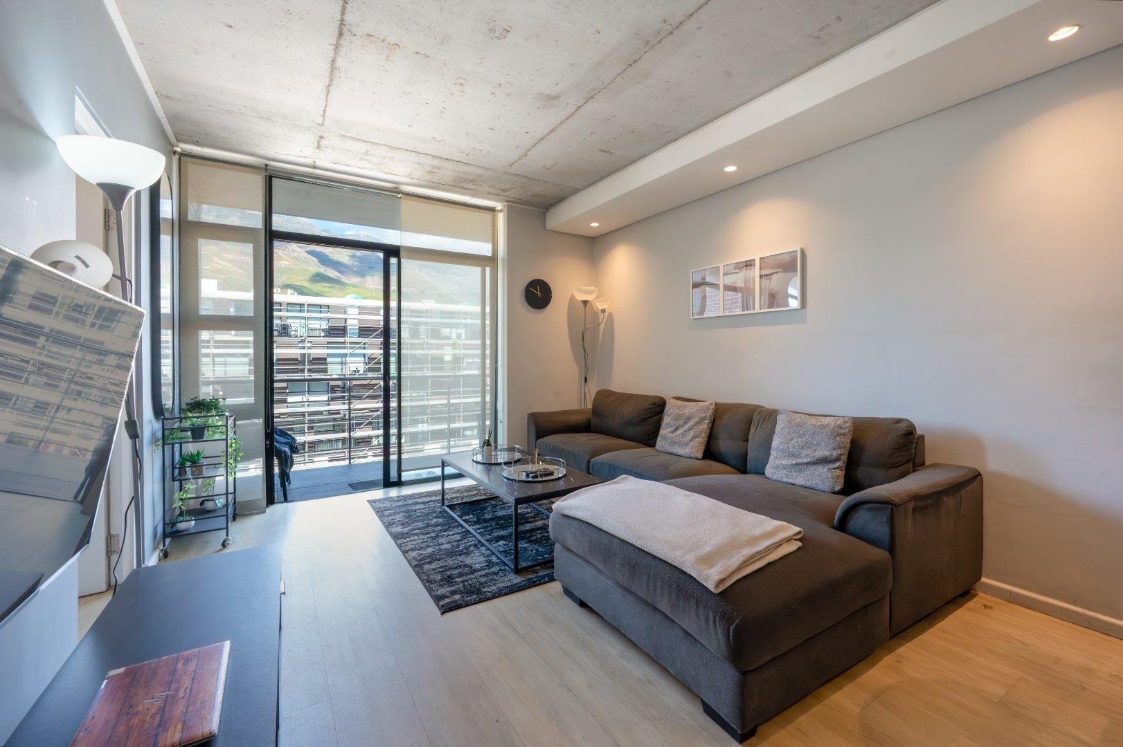 Apartment for sale in Woodstock, Cape Town, 61 m²