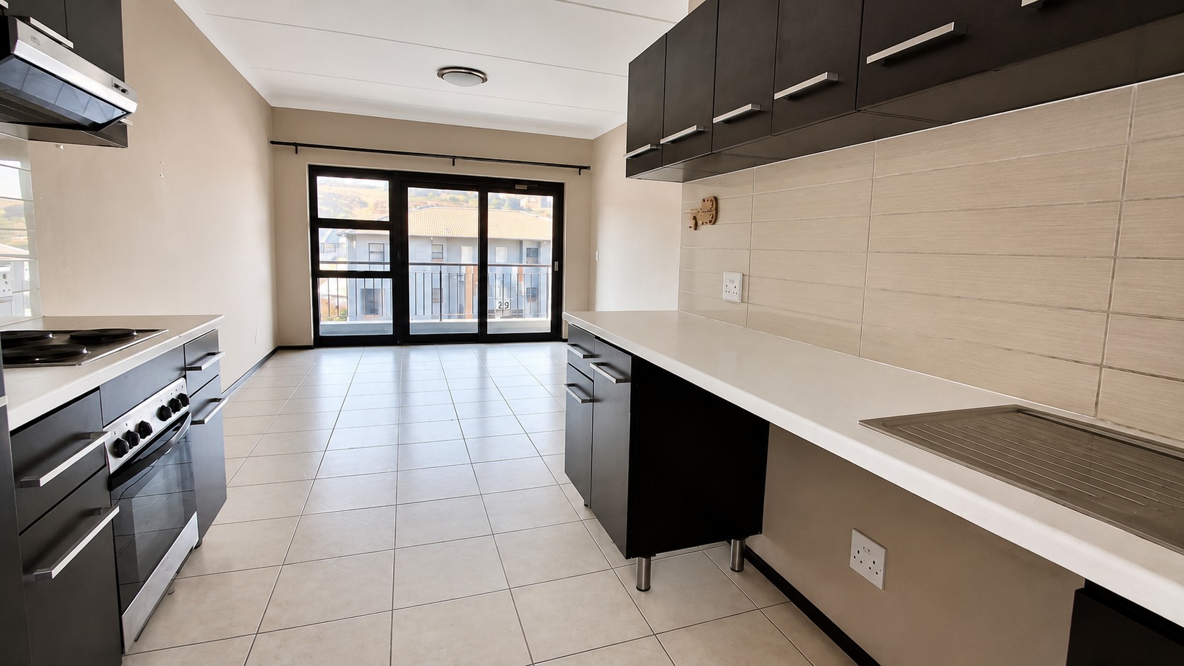 Well Positioned 2 Bedroom Apartment in Secure Richmond Park, Oakdene 4