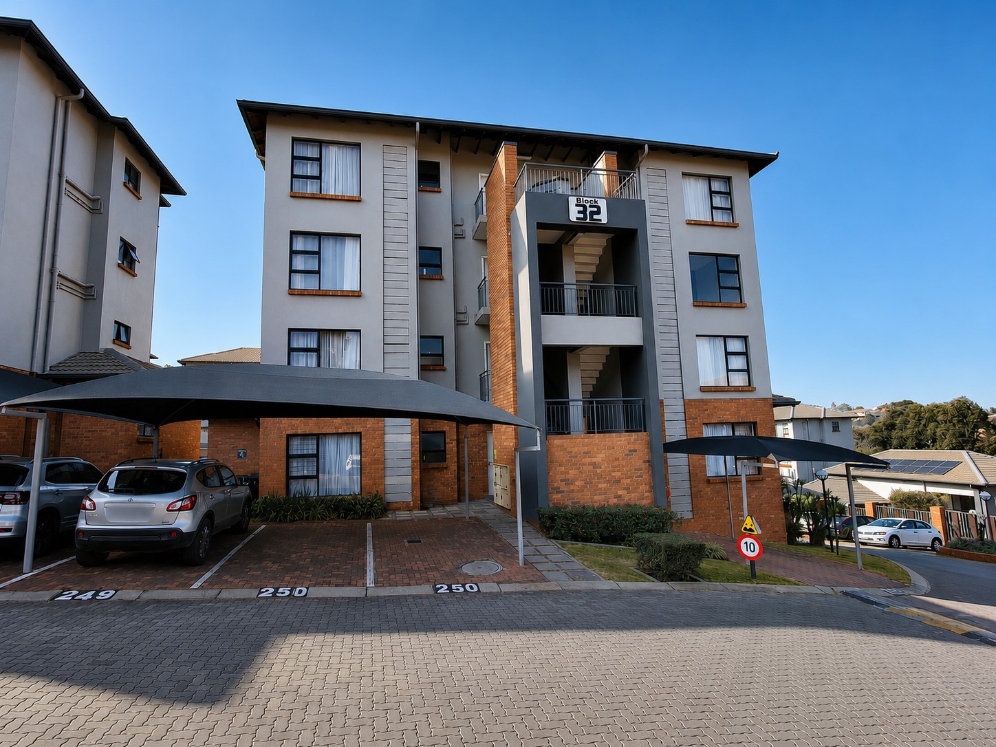 Well Positioned 2 Bedroom Apartment in Secure Richmond Park, Oakdene 3