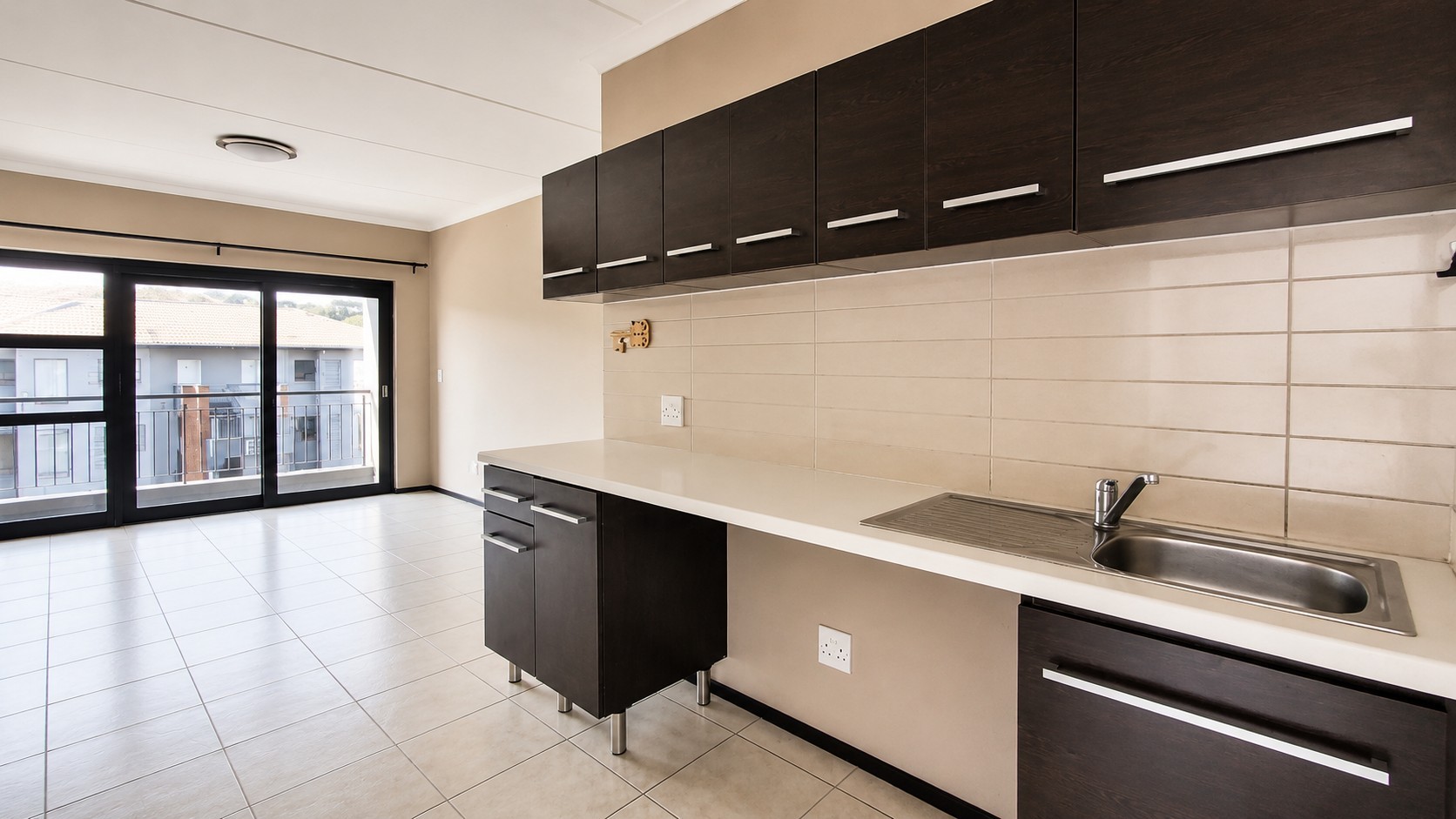 Well Positioned 2 Bedroom Apartment in Secure Richmond Park, Oakdene 5