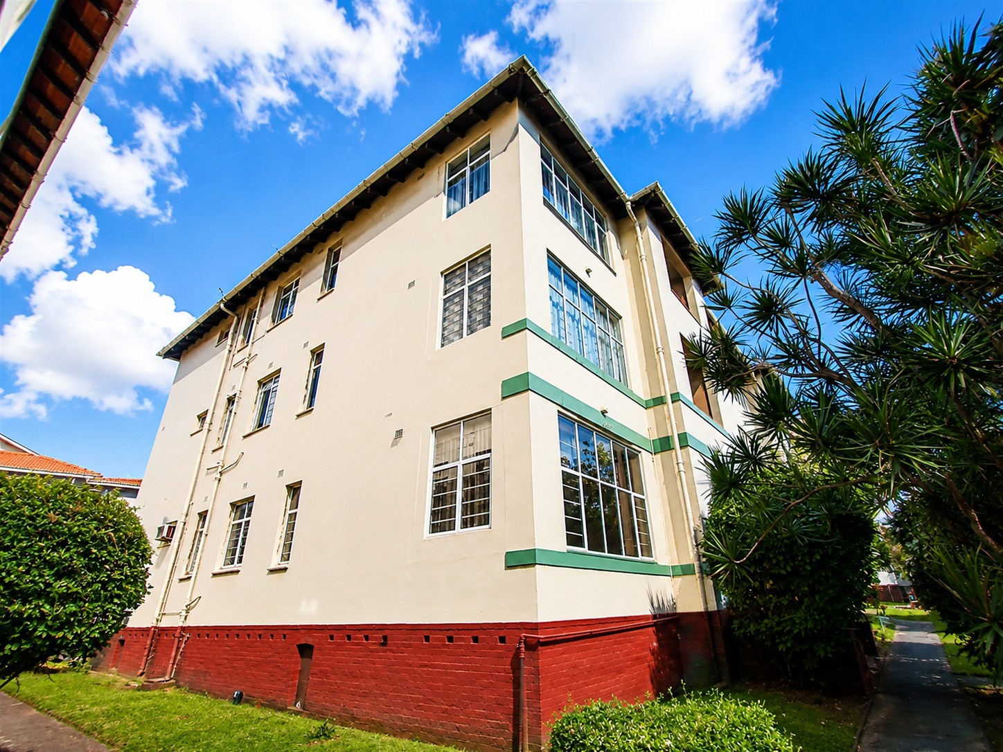 Quaint Bachelor Apartment with Garage in Bulwer For Sale 2