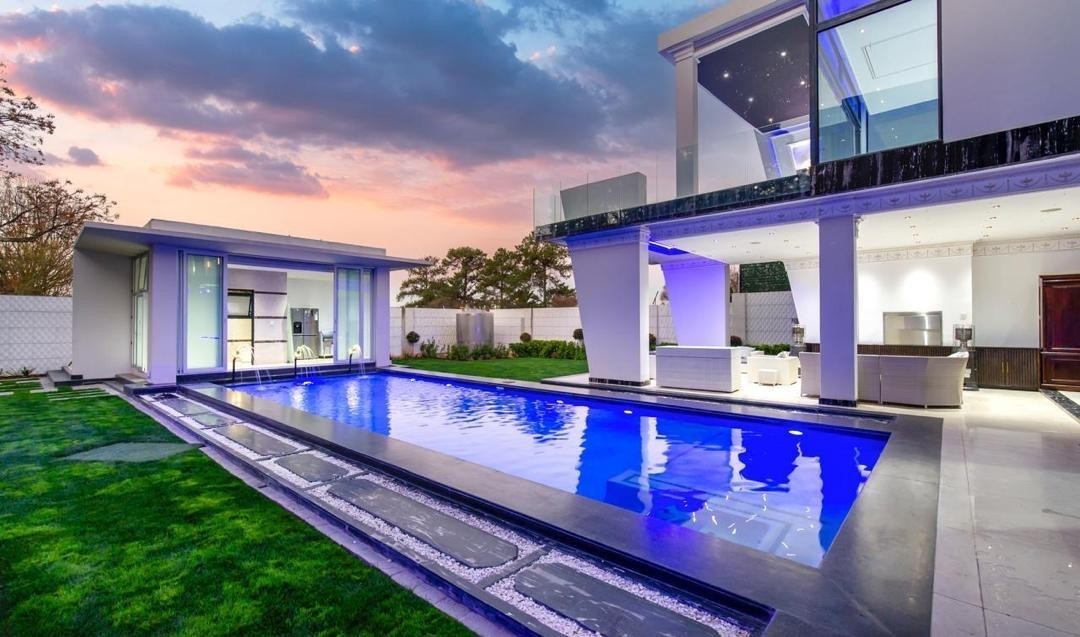 House for sale in Bryanston East, Bryanston, Sandton, 1989 m²
