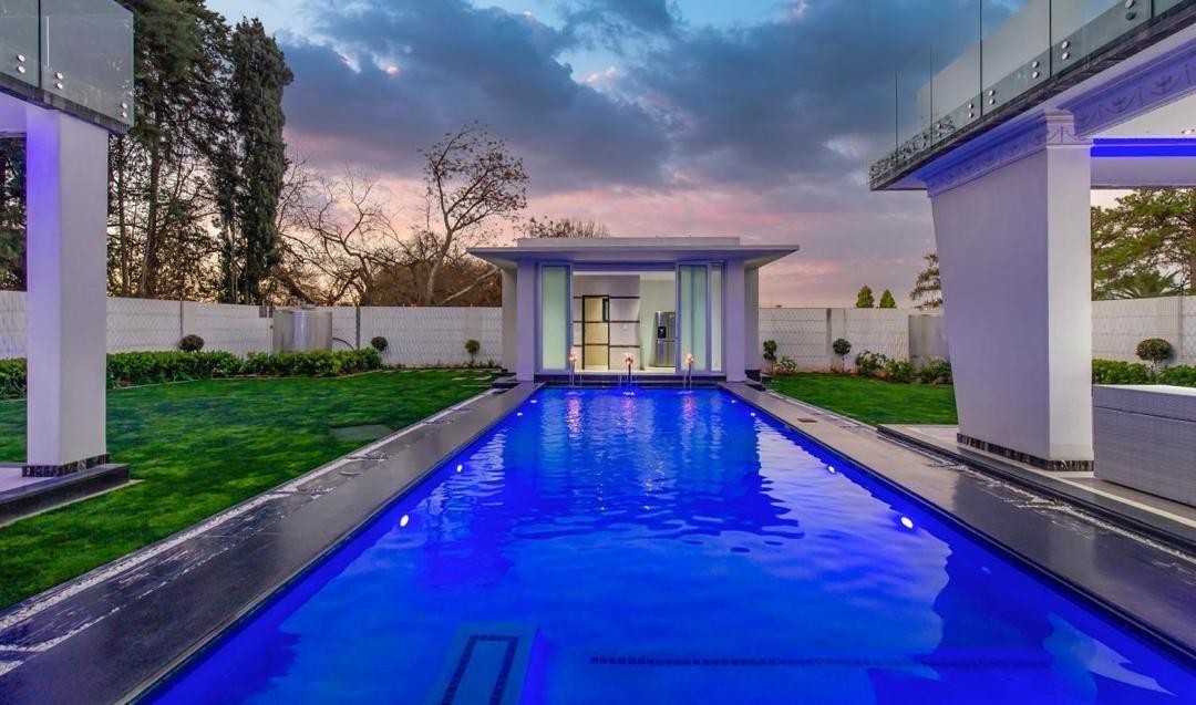 House for sale in Bryanston East, Bryanston, Sandton, 1989 m²