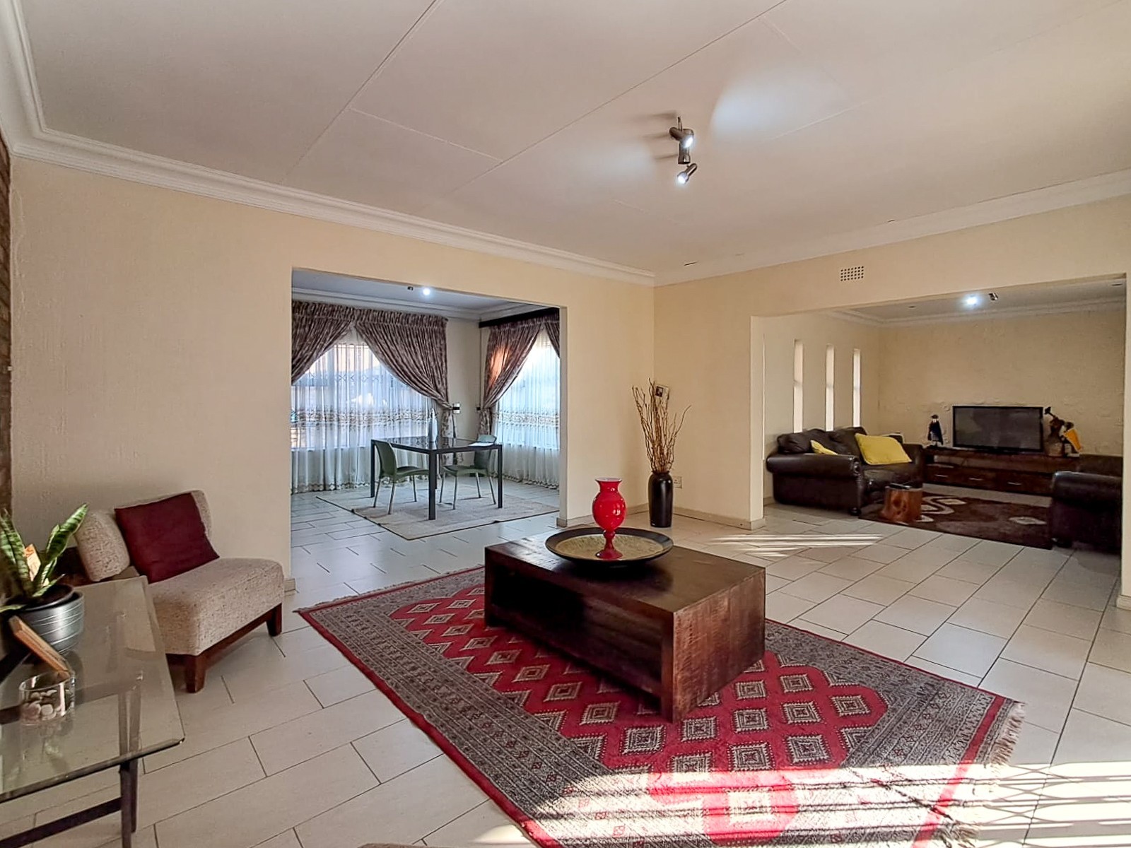 BEAUTIFUL MOVE-IN READY HOME IN DESIRED SUBURB