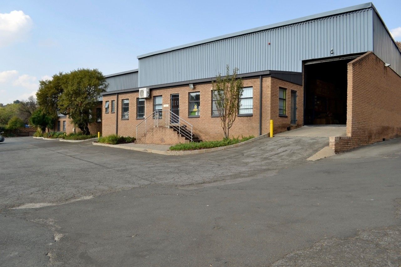 UNIT IN SECURE SOUGHT AFTER LIGHT INDUSTRIAL PARK 489 SQM IN CENTRALLY LOCATION.
