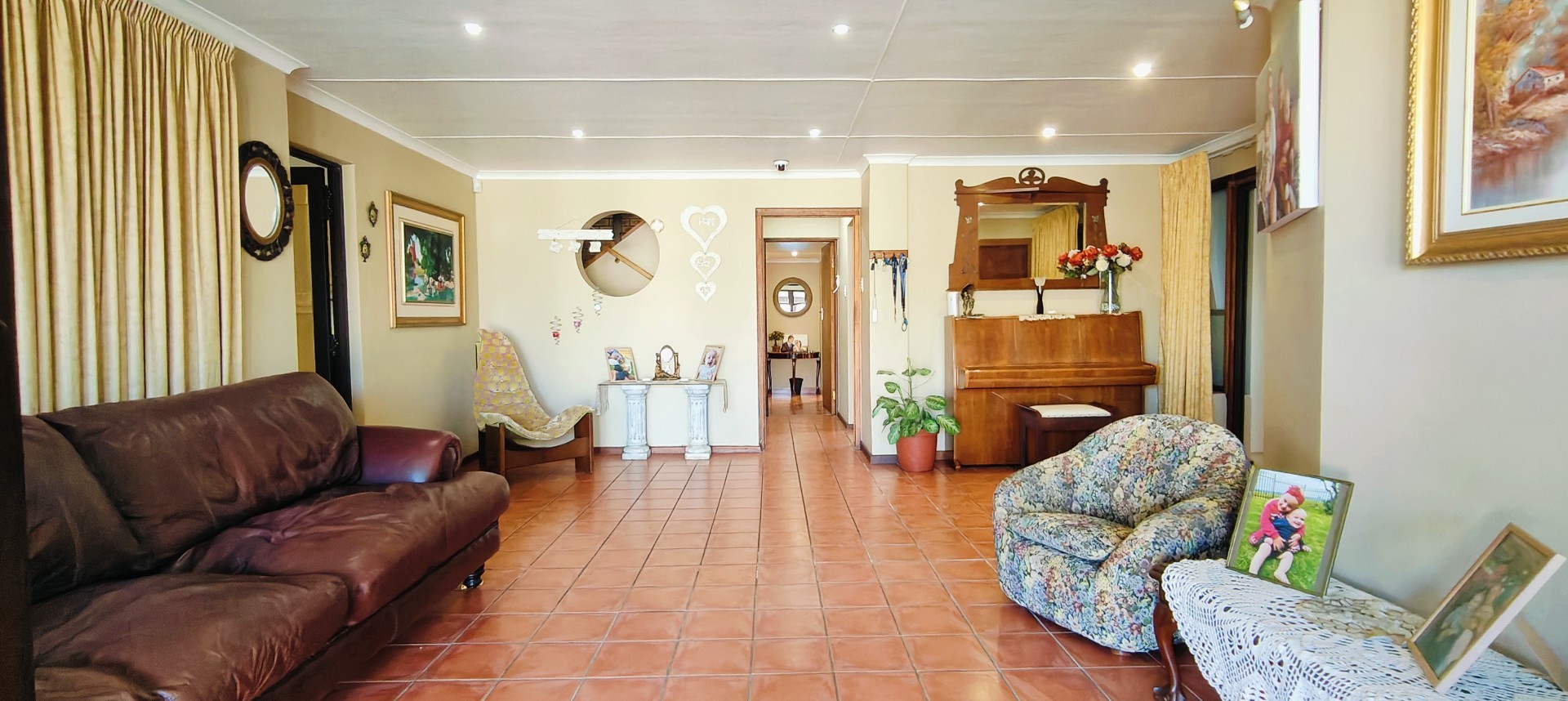 Spacious family residence in Hartenboss 3