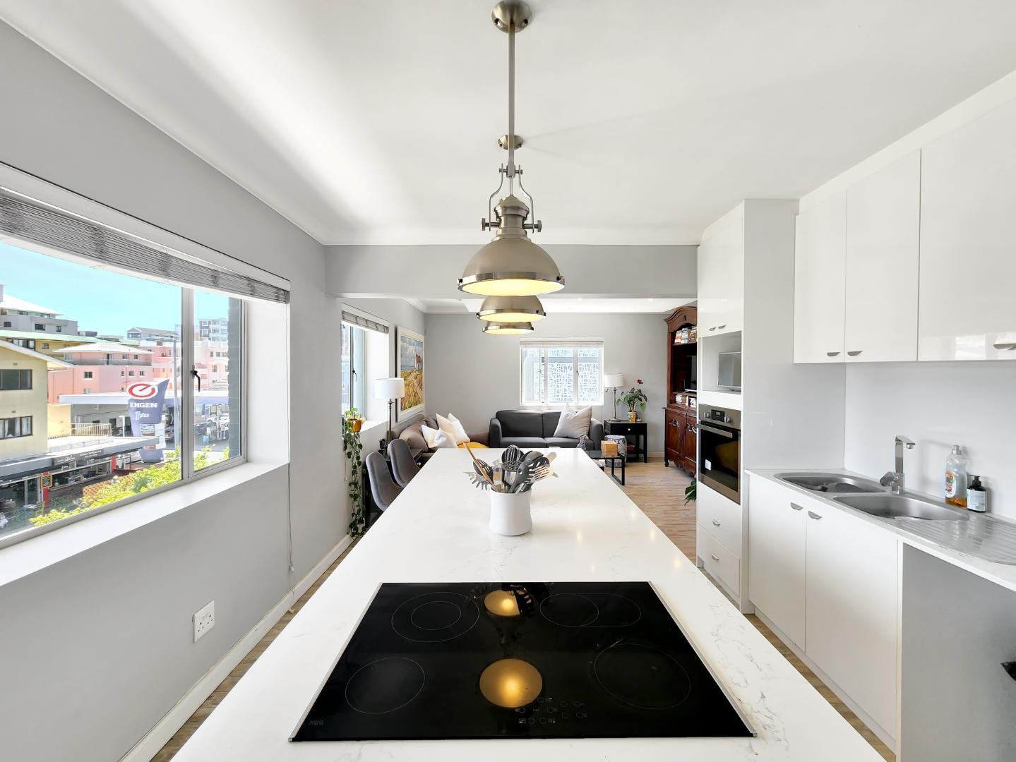 Excellent Position with Three Bedrooms For Sale in Sea Point, Plus a Garage