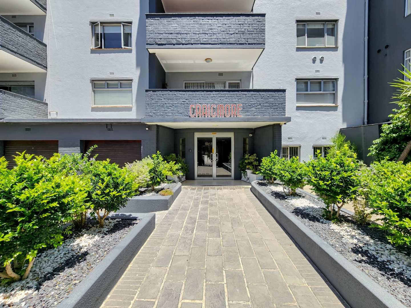 Excellent Position with Three Bedrooms For Sale in Sea Point, Plus a Garage