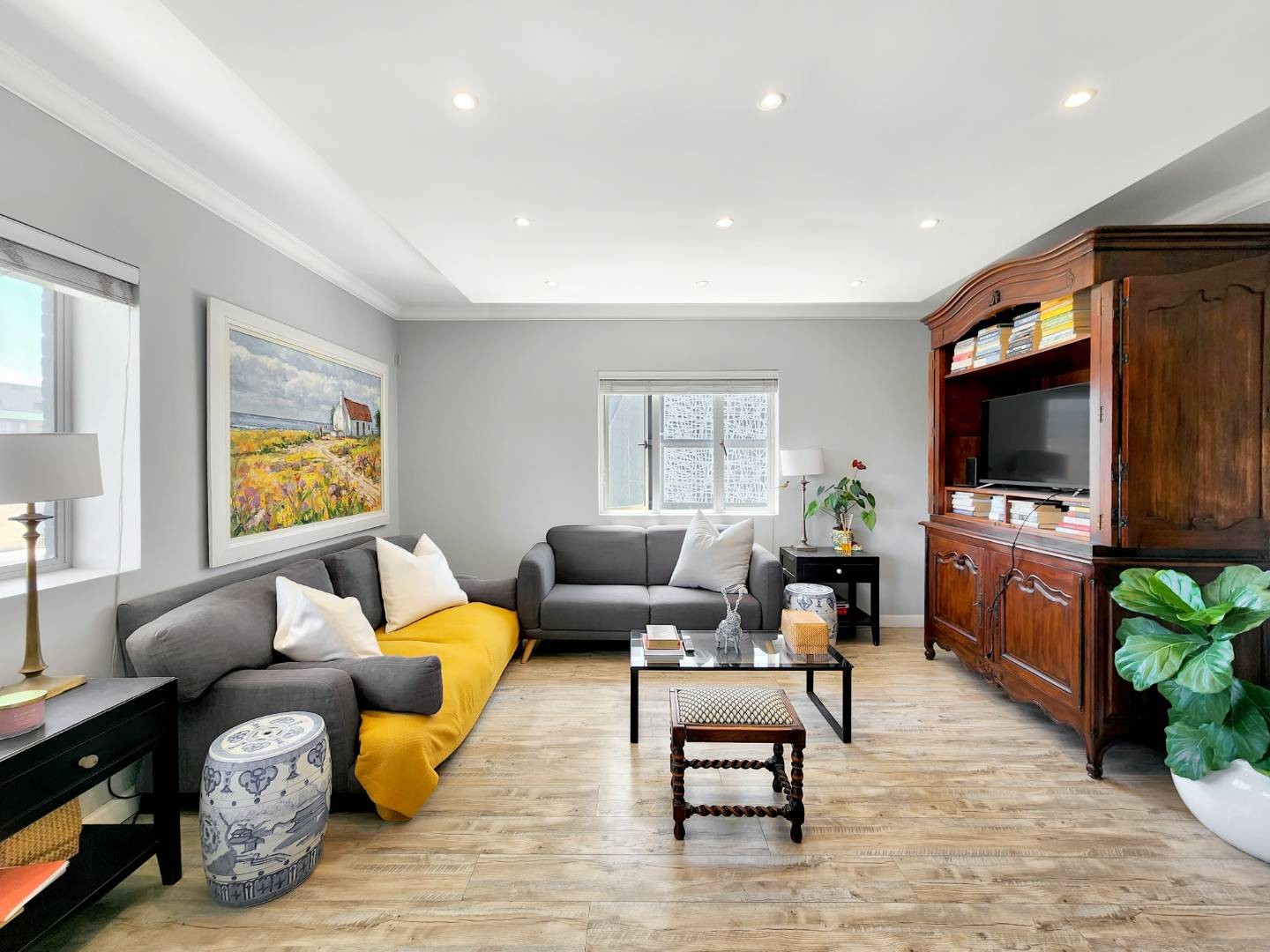 Excellent Position with Three Bedrooms For Sale in Sea Point, Plus a Garage