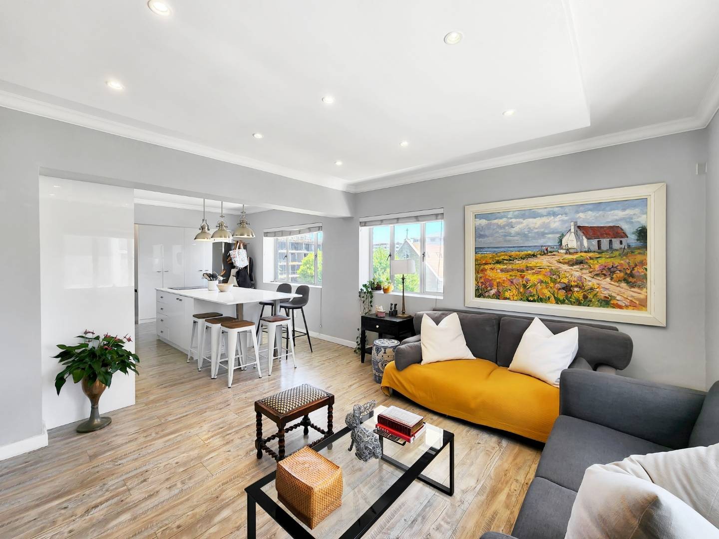 Excellent Position with Three Bedrooms For Sale in Sea Point, Plus a Garage