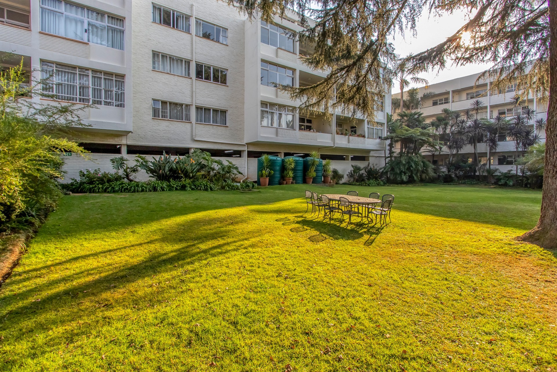Renovated, stylish two bedroom apartment in Kirstenbosch