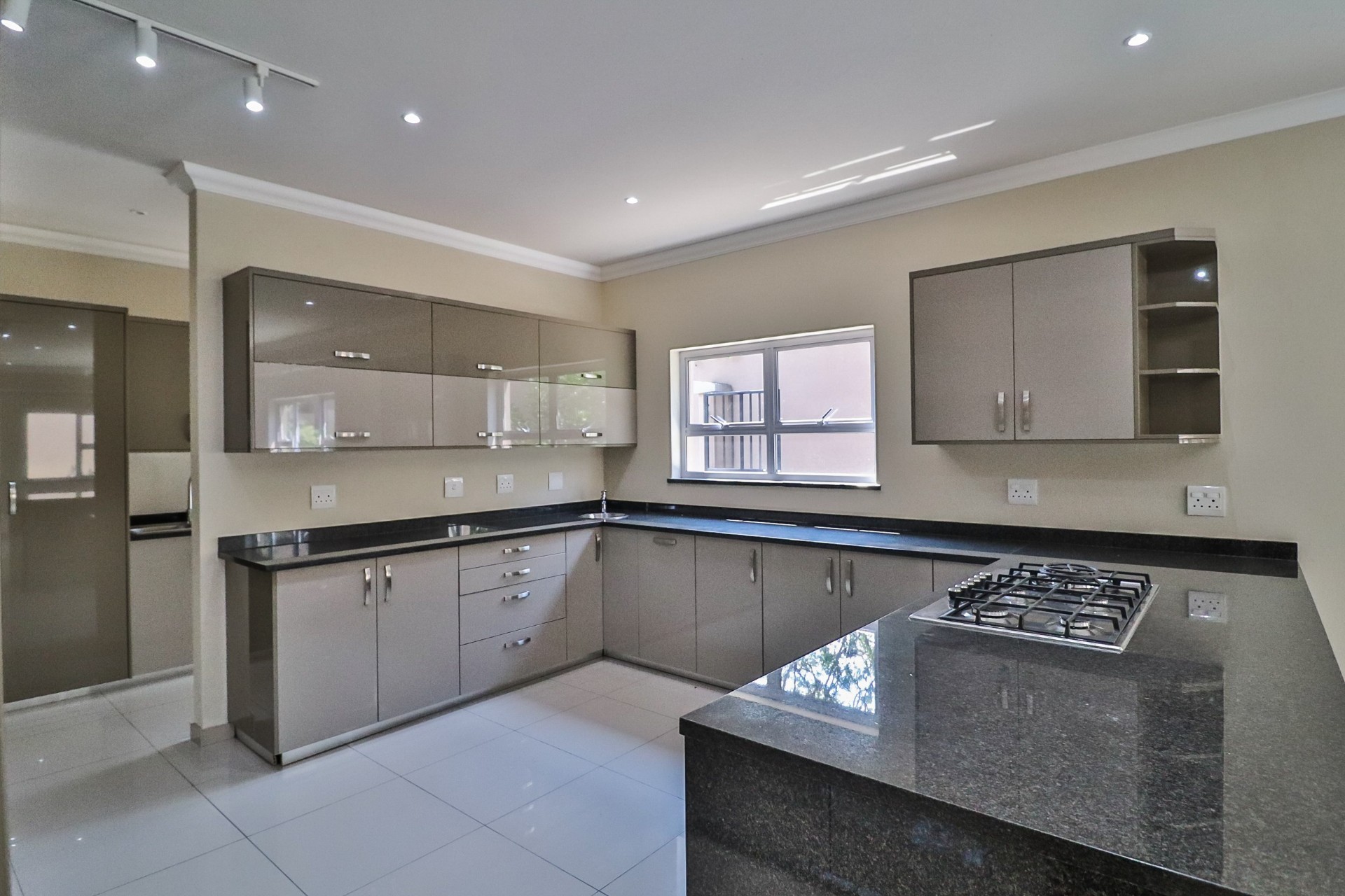 House for sale in Craigavon, Sandton, 320 m²