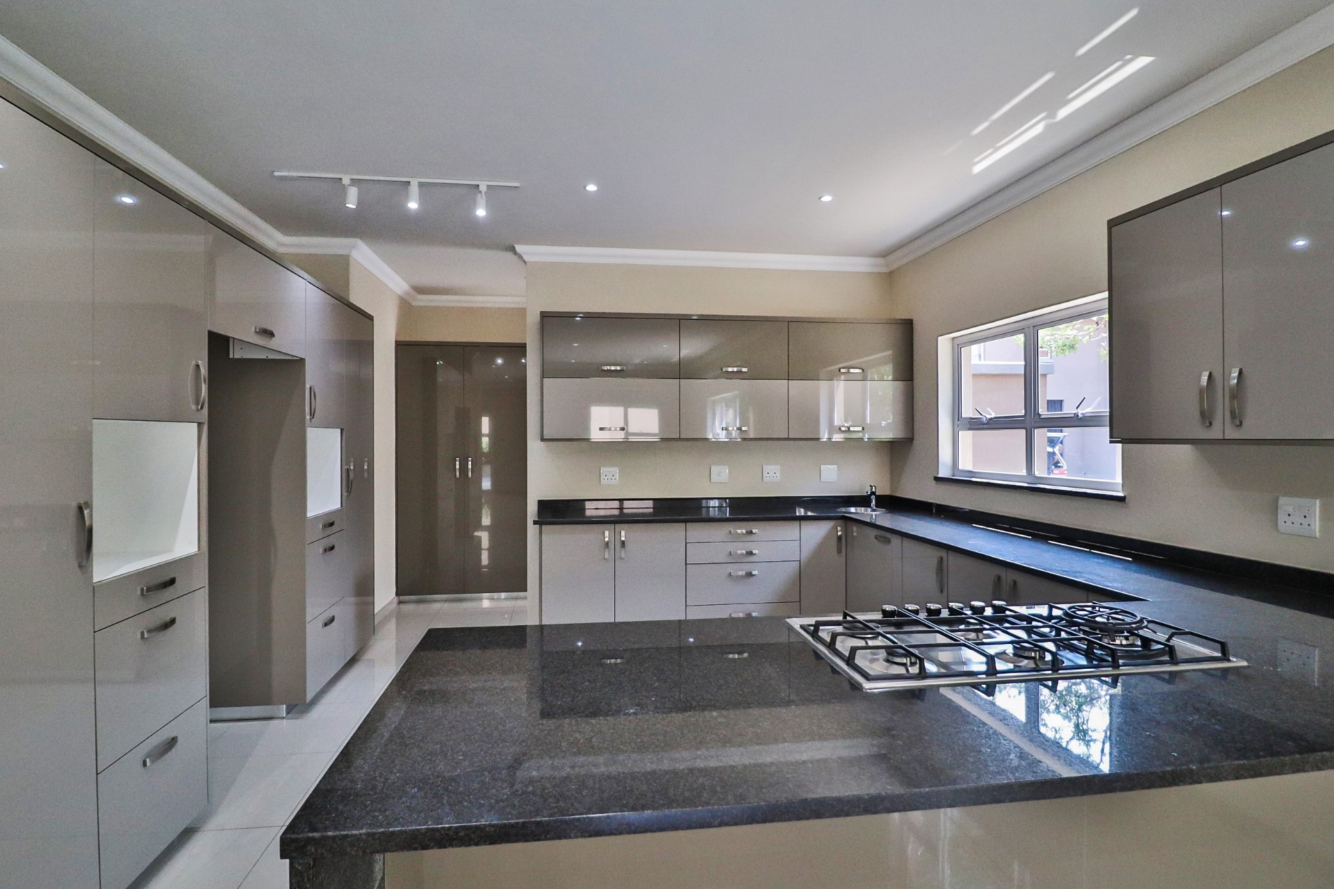 House for sale in Craigavon, Sandton, 320 m²
