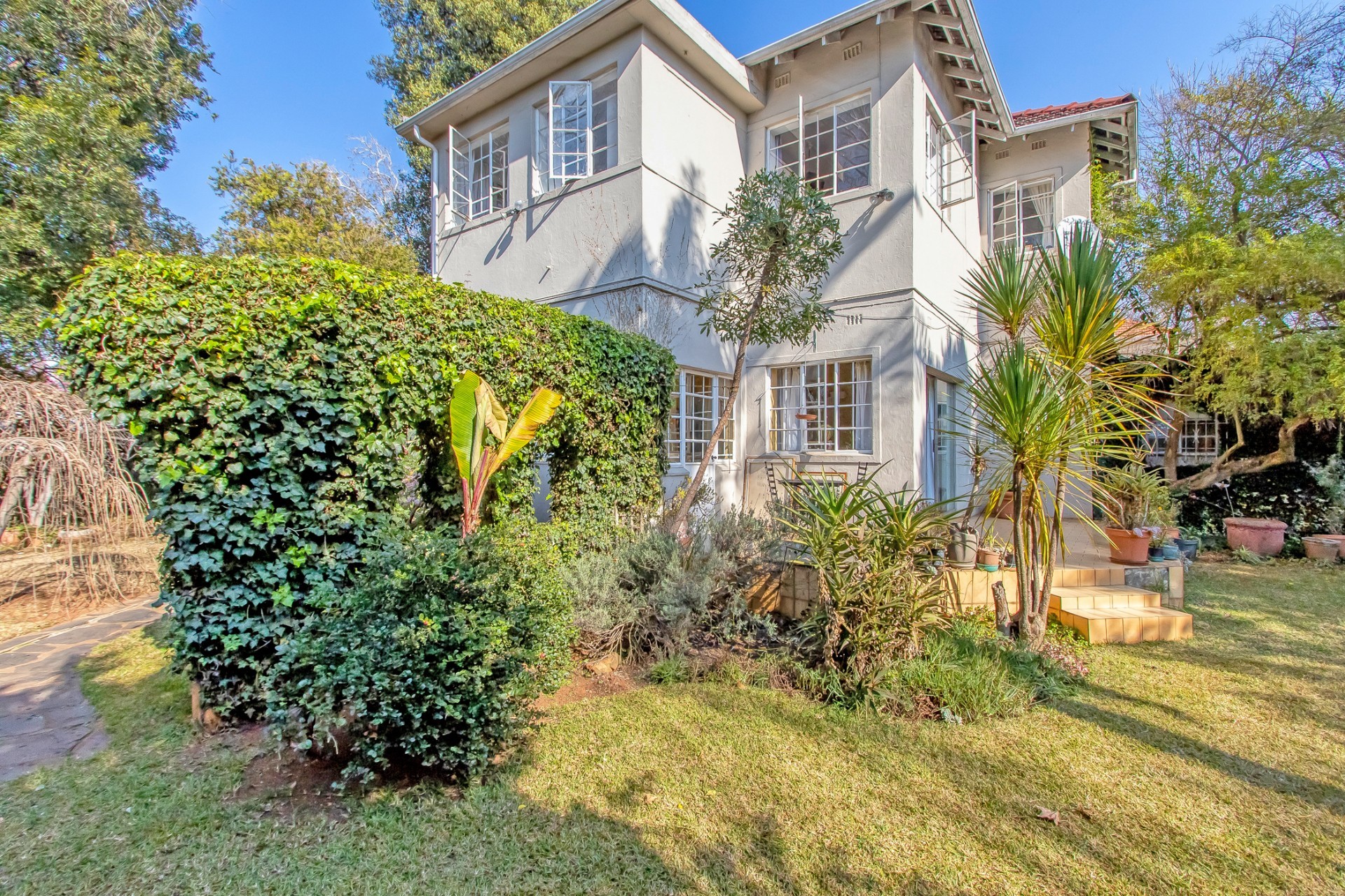 Four bedroom double storey family home with pool and staff and play room 3