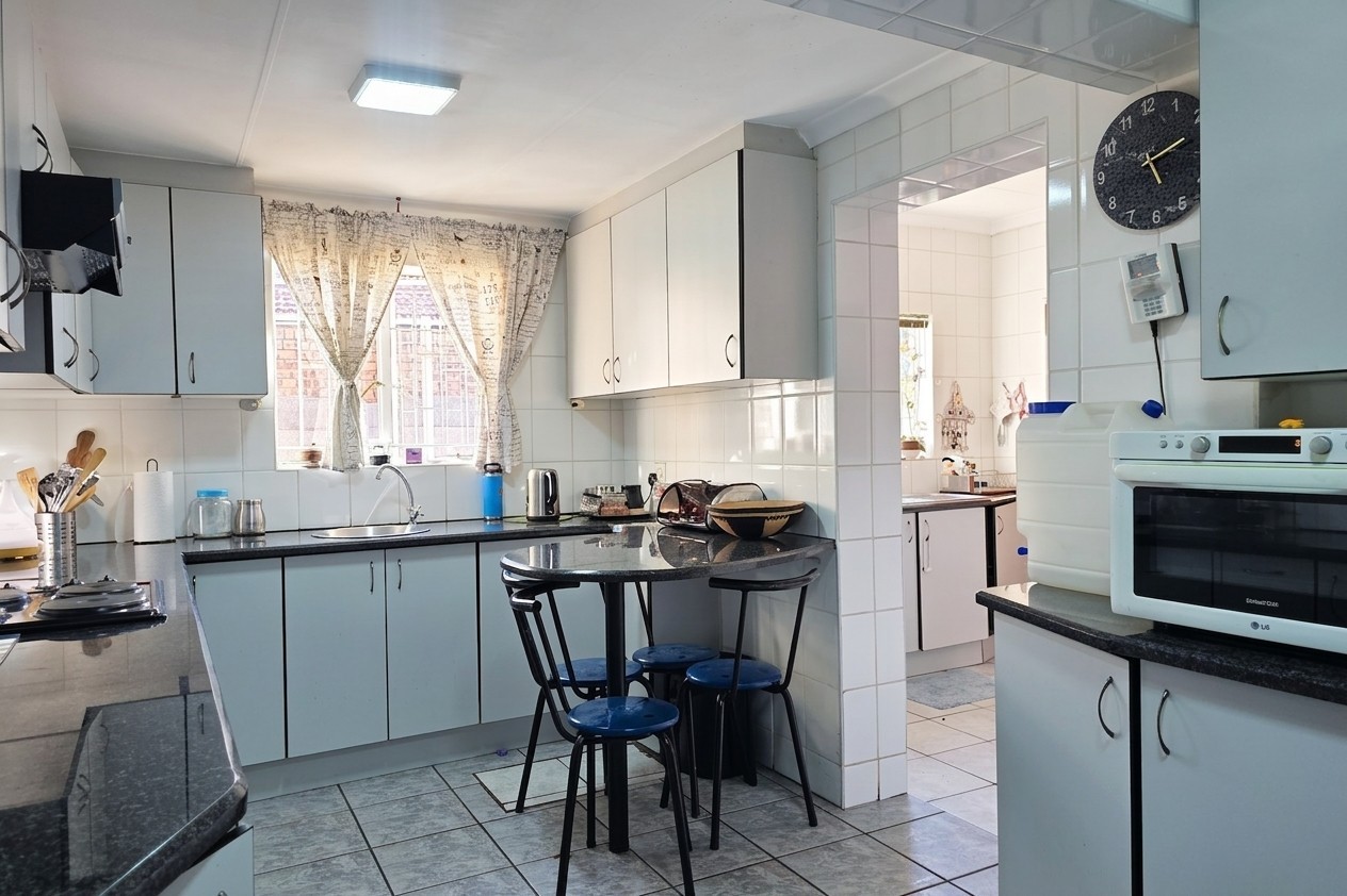 House for sale in Edleen, Kempton Park, 375 m²