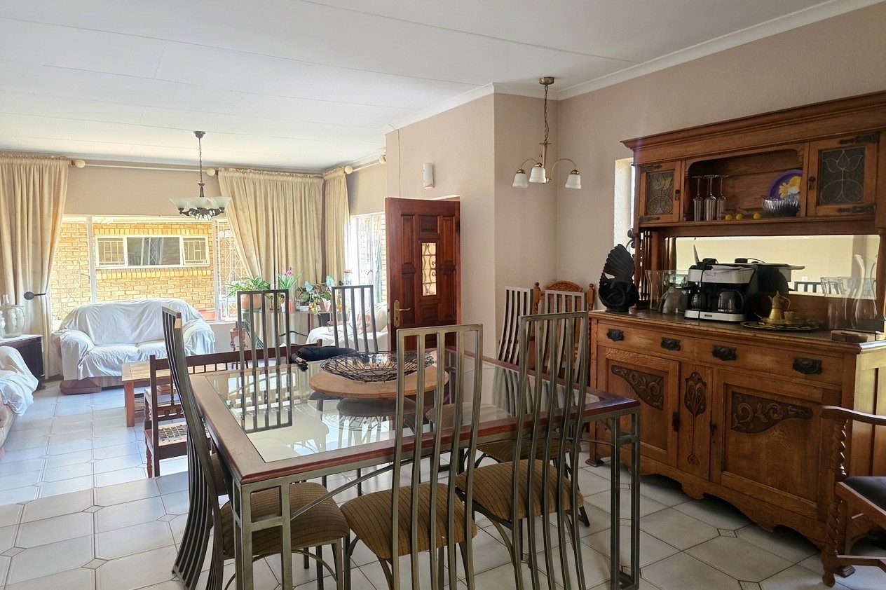House for sale in Edleen, Kempton Park, 375 m²