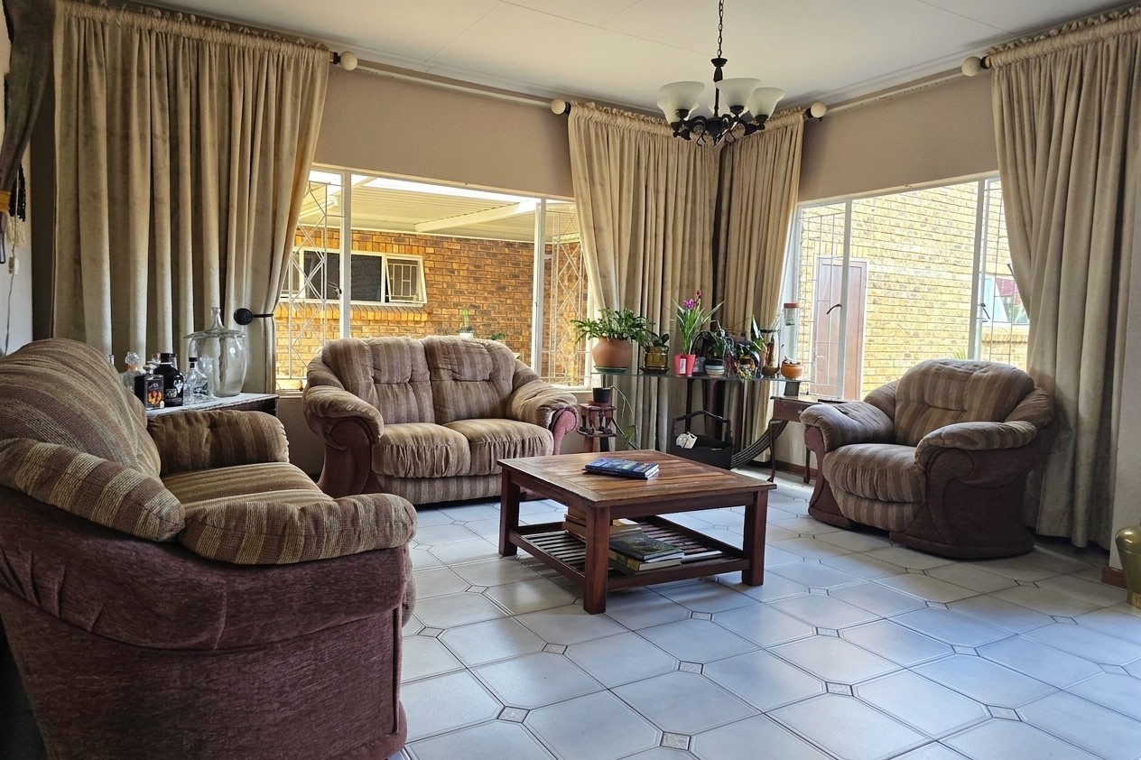House for sale in Edleen, Kempton Park, 375 m²