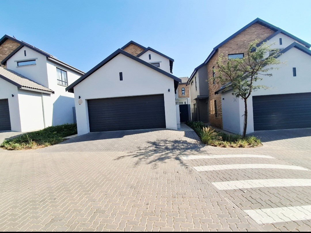 3Bedroom House For Sale in Broadacres, Sandton