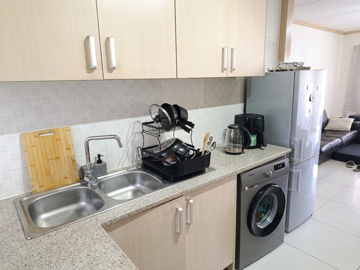 Live on top of the world in this 2 bed 1 bath apartment in highly sought after Phoenix Regent I