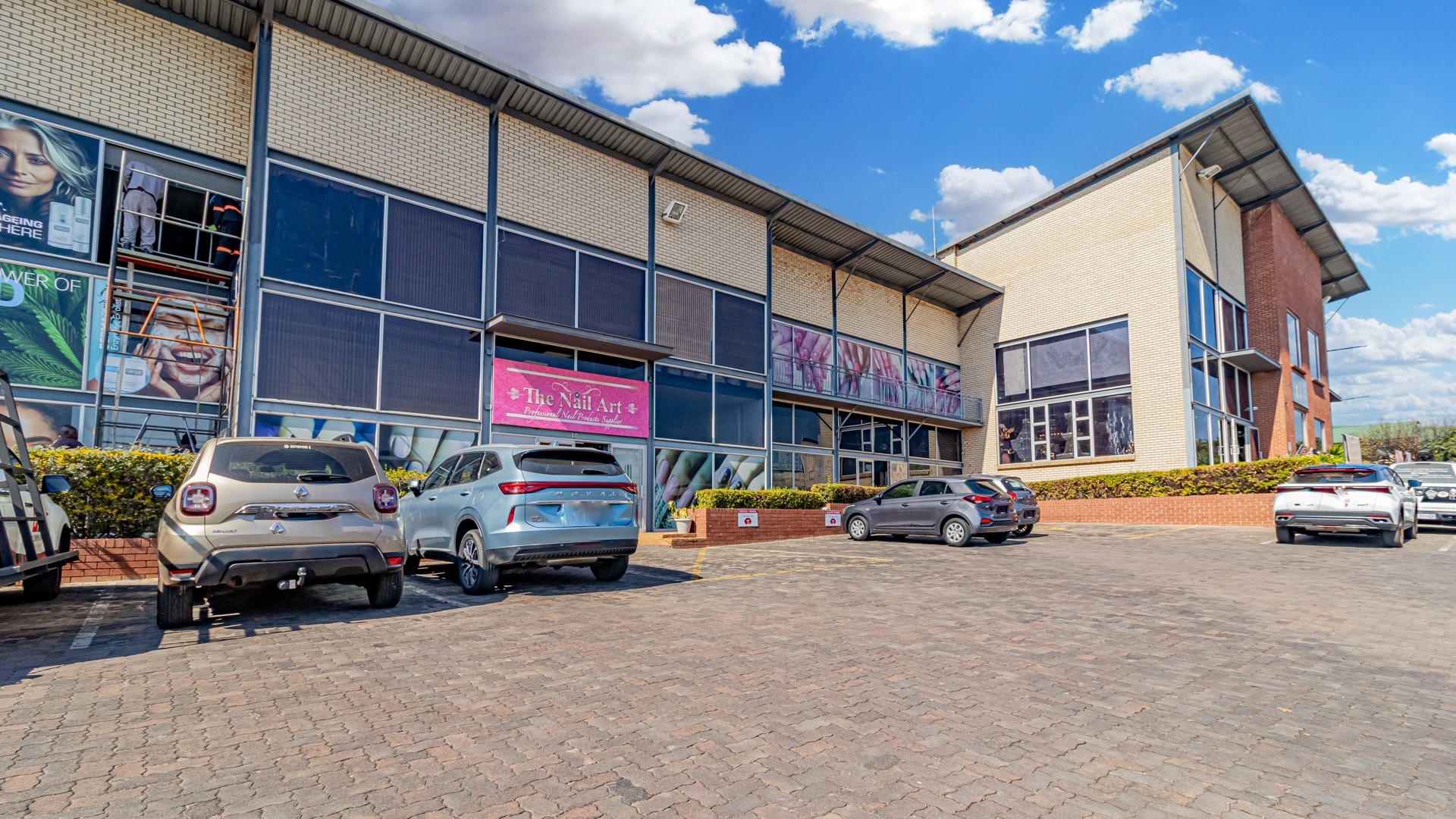 Versatile Showroom/ warehouse in Northlands Deco Park
