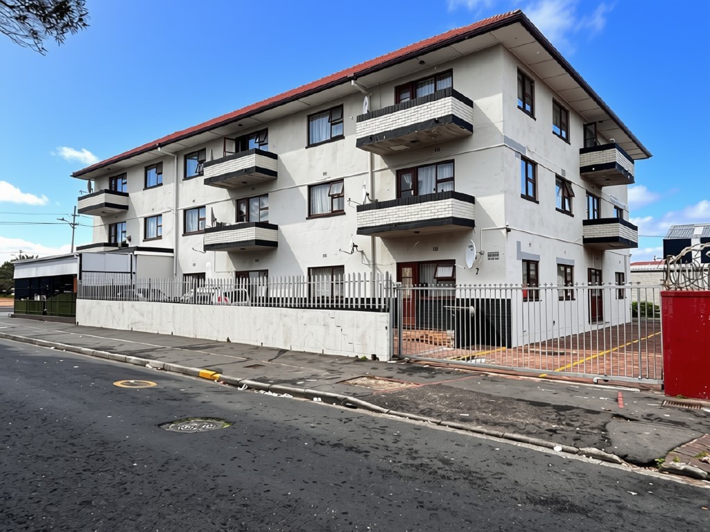 Apartment Block for sale in Brooklyn, Milnerton, 1400 m²