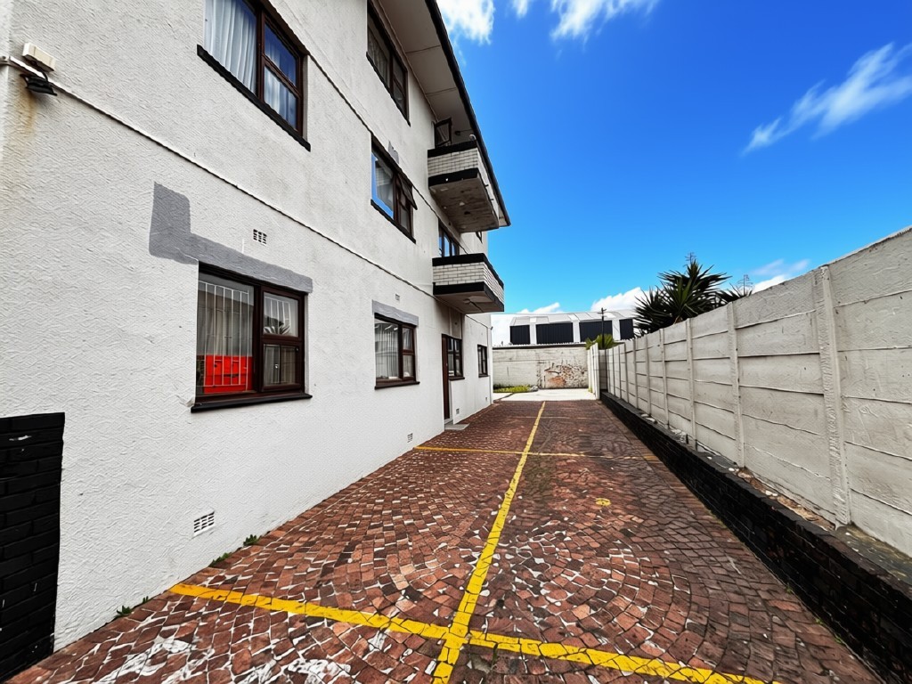 Apartment Block for sale in Brooklyn, Milnerton, 1400 m²