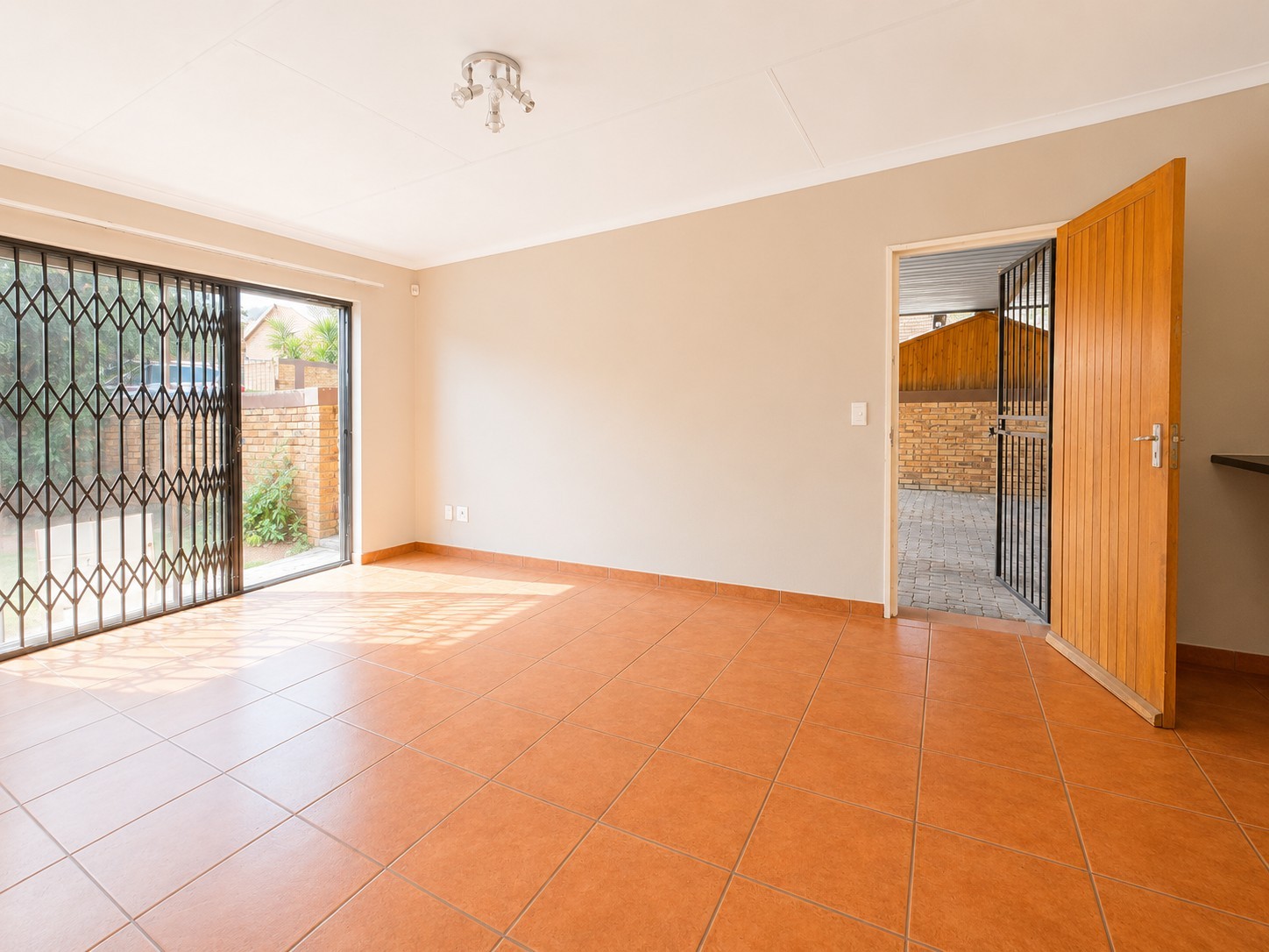 2 Bedroom simplex with wrap around garden and double garage to rent in Wilgeheuwel