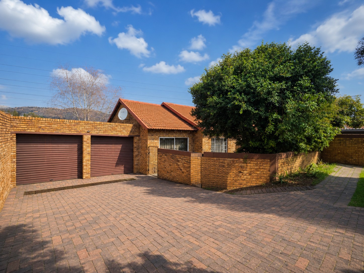 2 Bedroom simplex with wrap around garden and double garage to rent in Wilgeheuwel