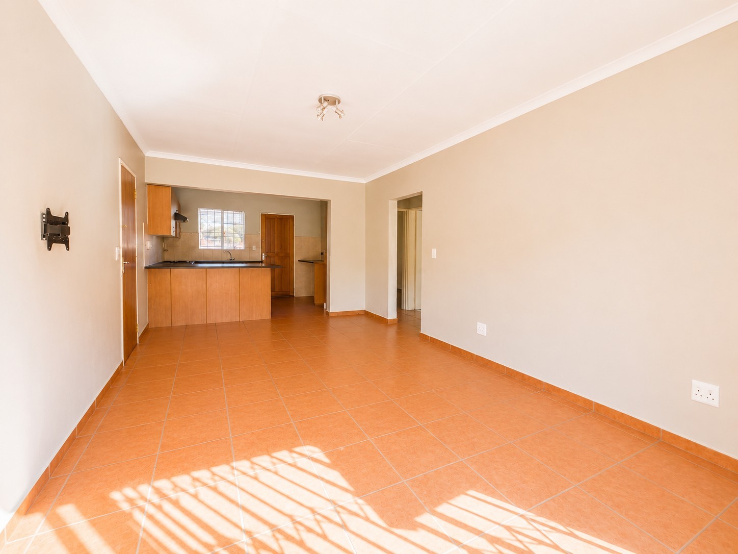 2 Bedroom simplex with wrap around garden and double garage to rent in Wilgeheuwel