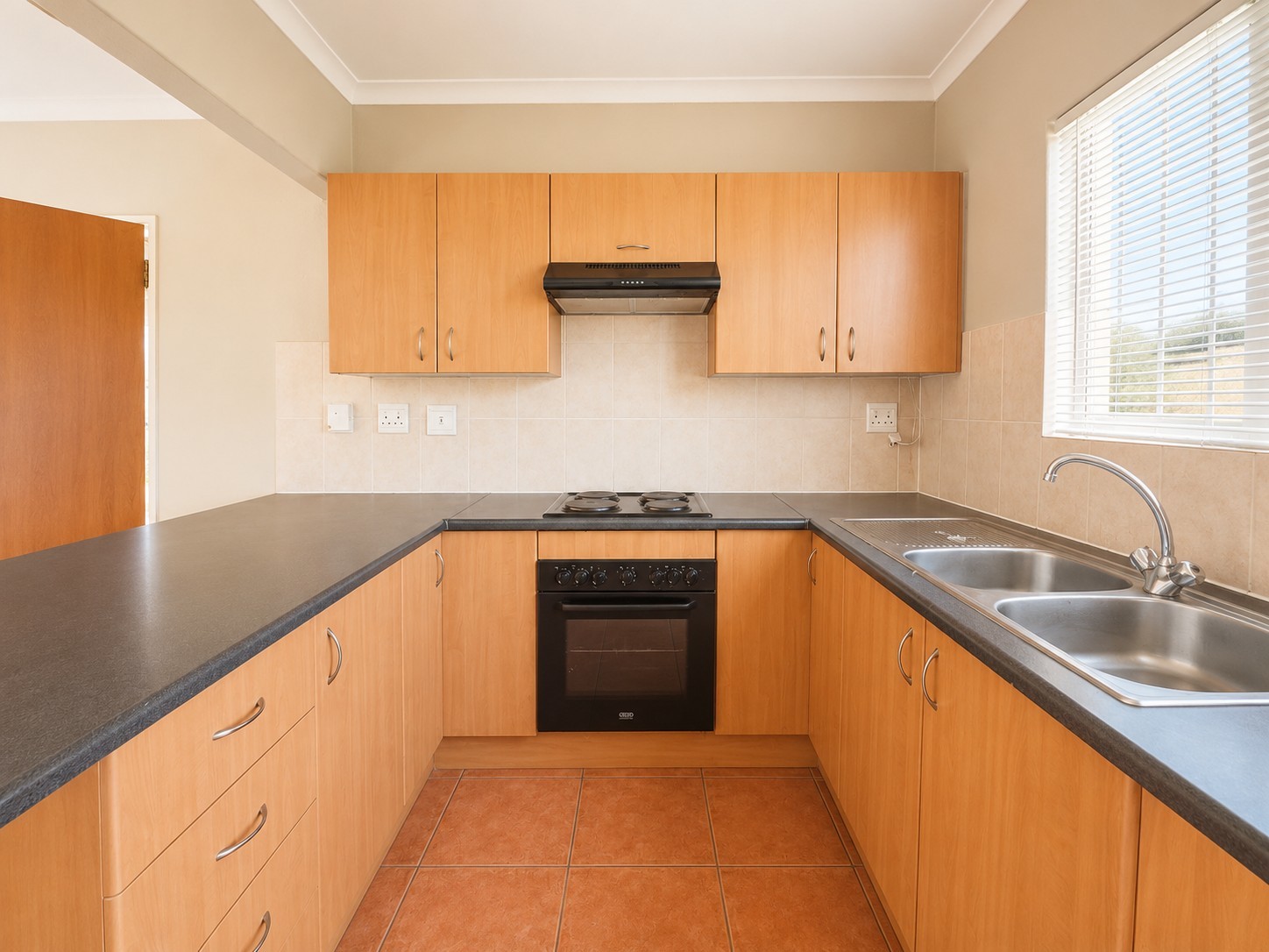 2 Bedroom simplex with wrap around garden and double garage to rent in Wilgeheuwel