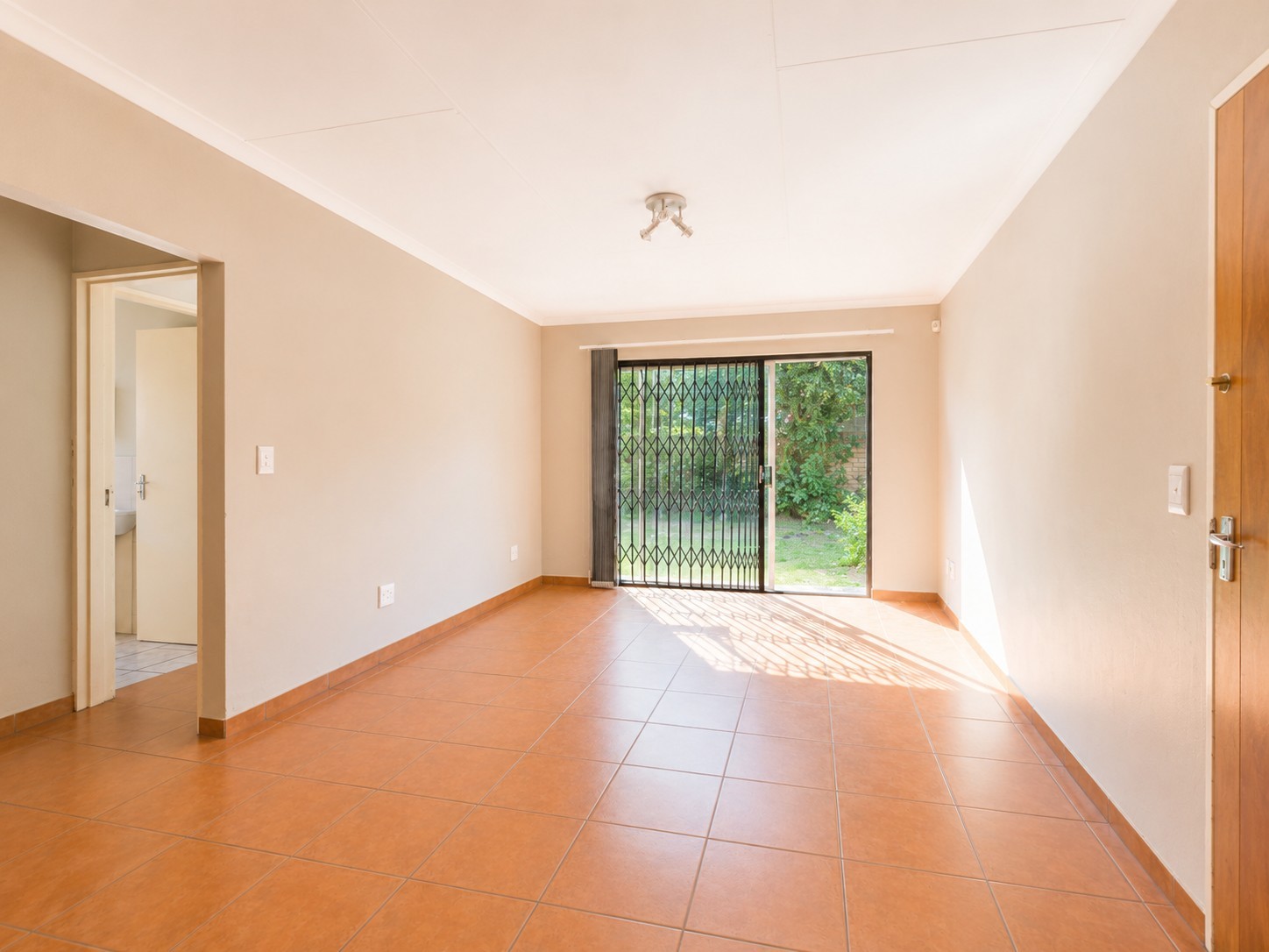 2 Bedroom simplex with wrap around garden and double garage to rent in Wilgeheuwel