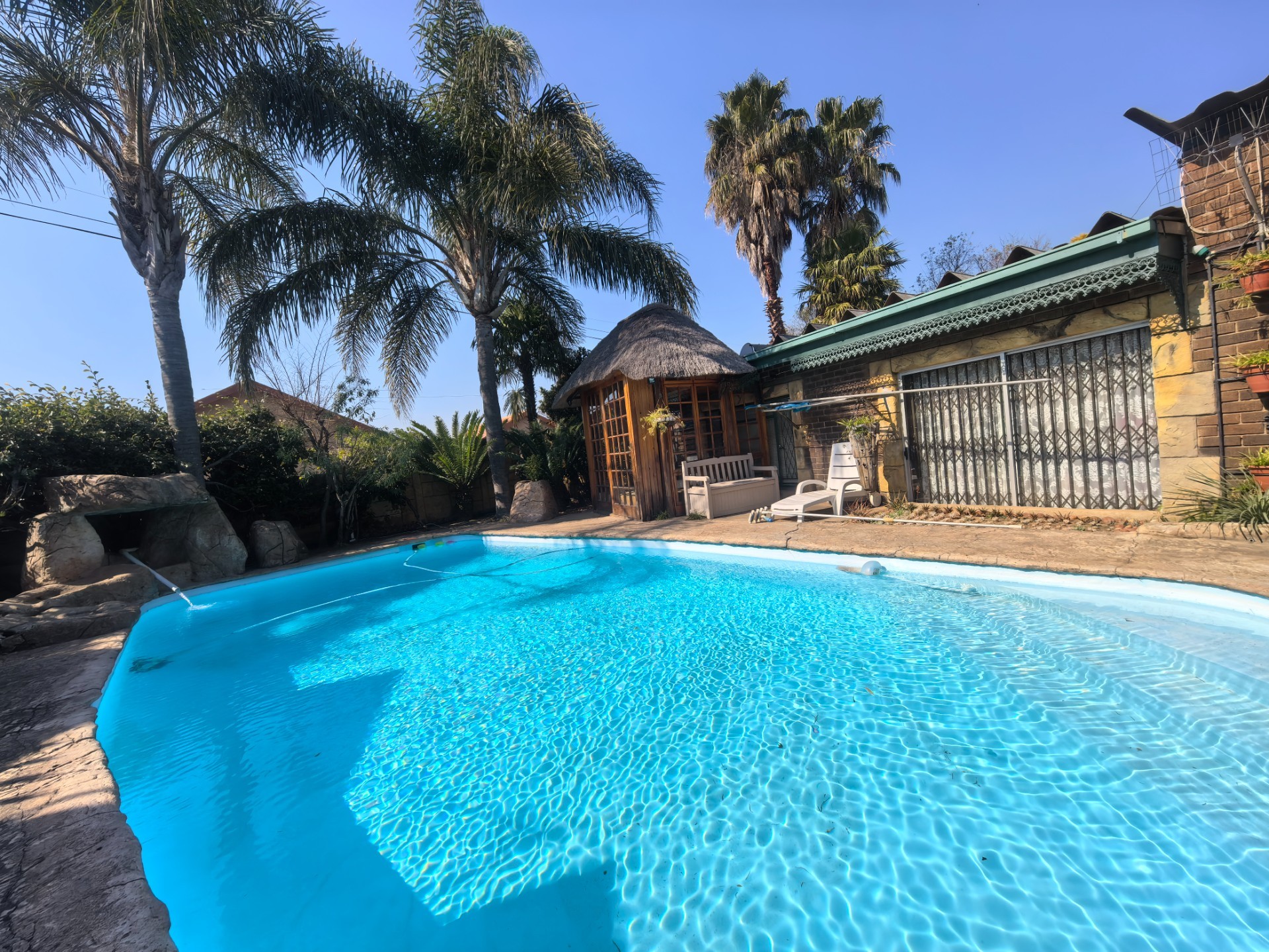 Spacious Cozy Family Home with Exceptional Entertainment Features in Pioneer Park