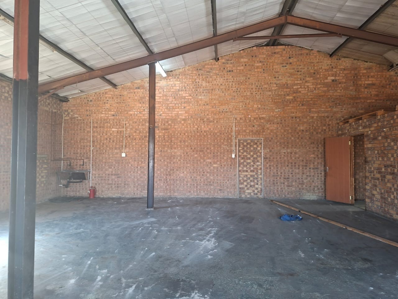 Industrial Property for rent in Vaalbank, Middelburg, 165 m²