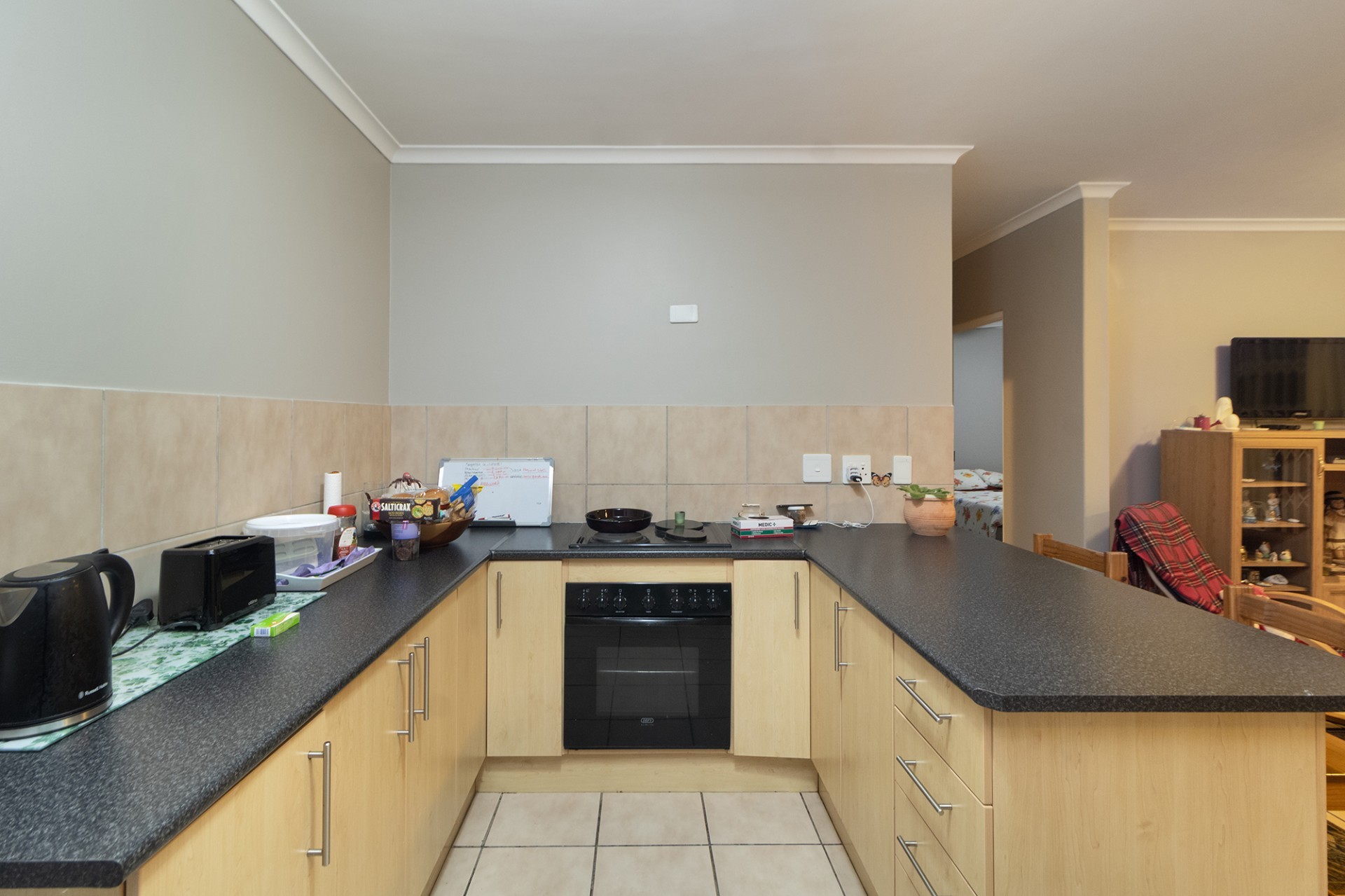 Cozy Beginner or down scaling Home For Sale in Kraaifontein (Zonnendal) 3