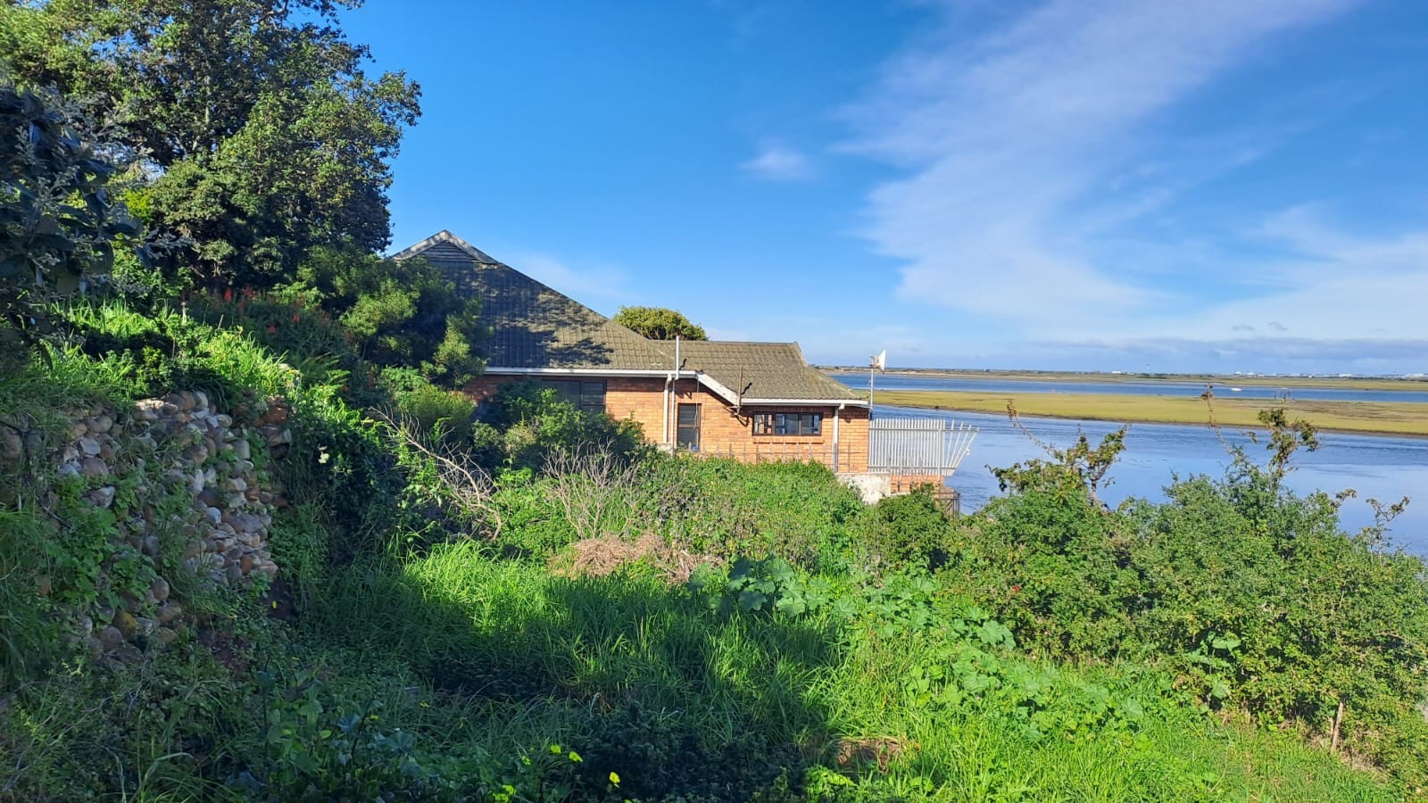 A Rare Riverside Sanctuary in Amsterdamhoek 3