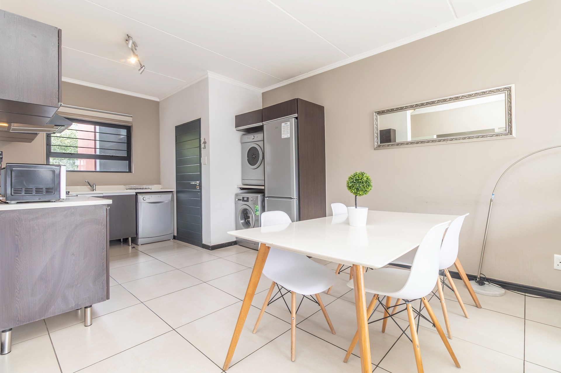 Modern 2 Bedroom Apartment with Appliances Included in Dainfern