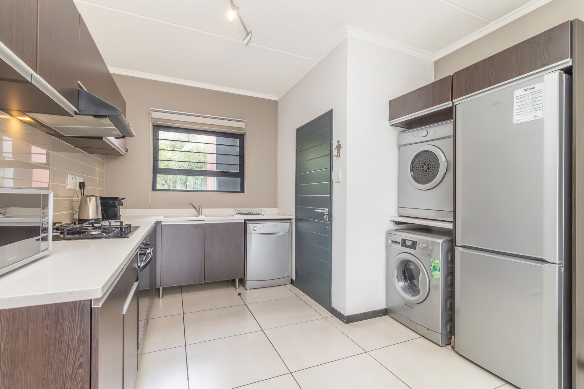 Modern 2 Bedroom Apartment with Appliances Included in Dainfern