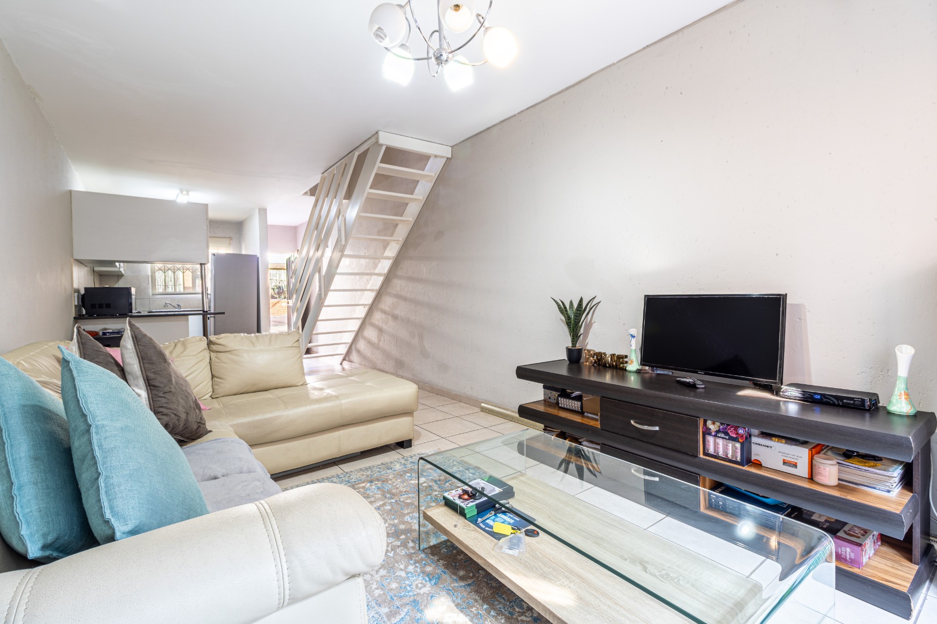 Charming 2 Bedroom Duplex in a Secure and Convenient Location