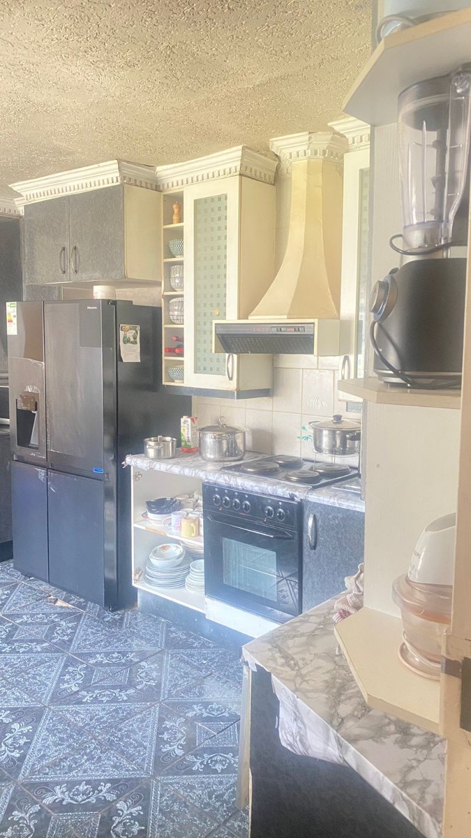 3 BED. HOUSE FOR SALE IN KEMPTON PARK WEST