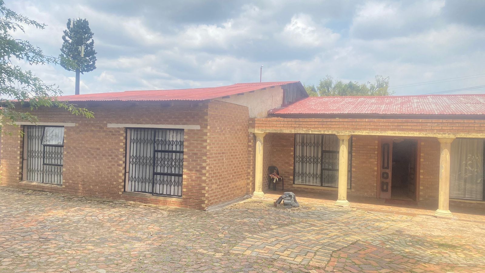 3 BED. HOUSE FOR SALE IN KEMPTON PARK WEST