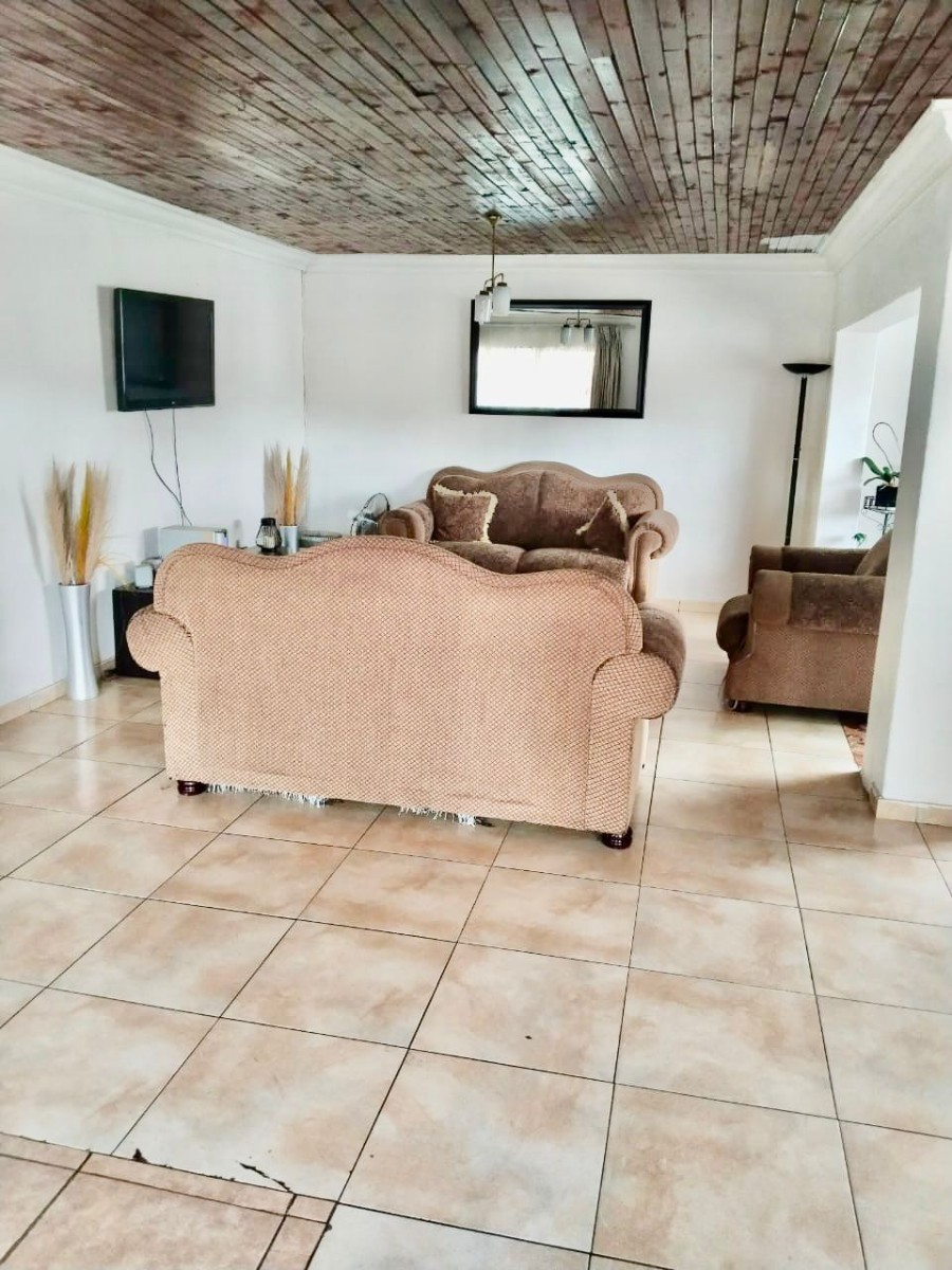3 BED. HOUSE FOR SALE IN KEMPTON PARK WEST