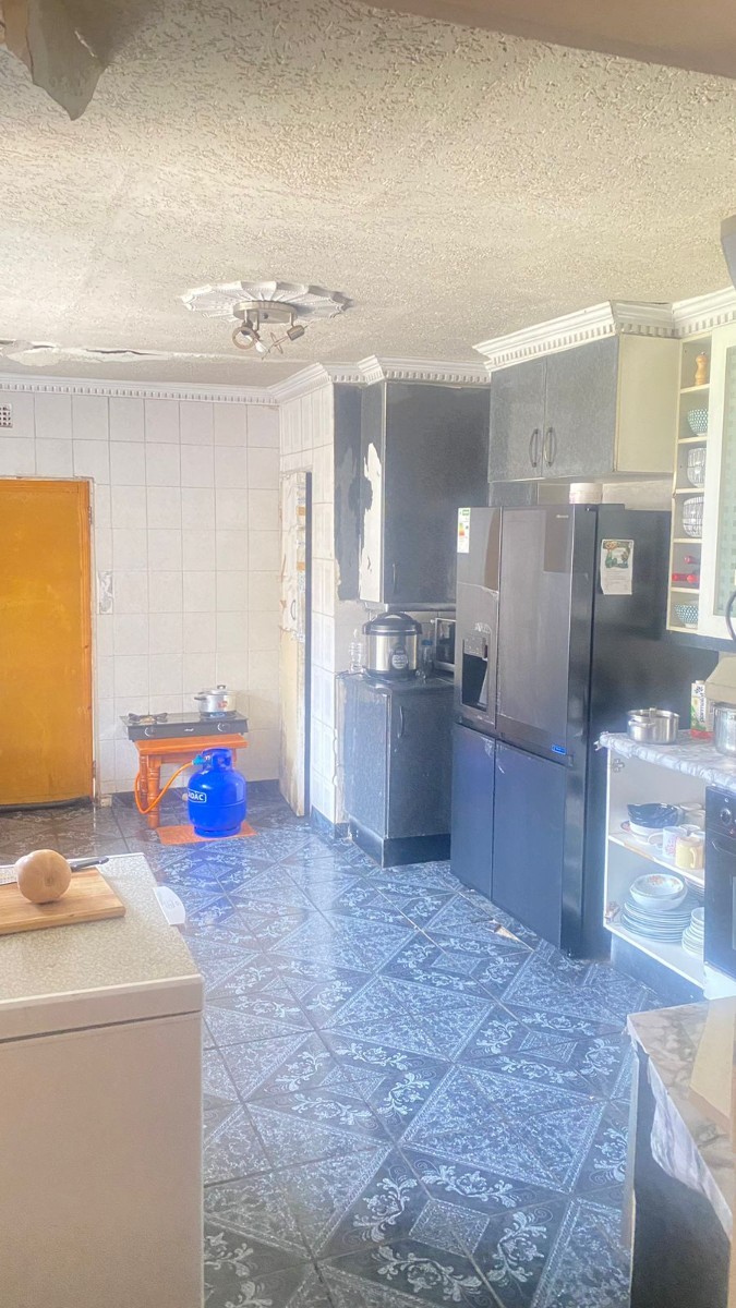 3 BED. HOUSE FOR SALE IN KEMPTON PARK WEST