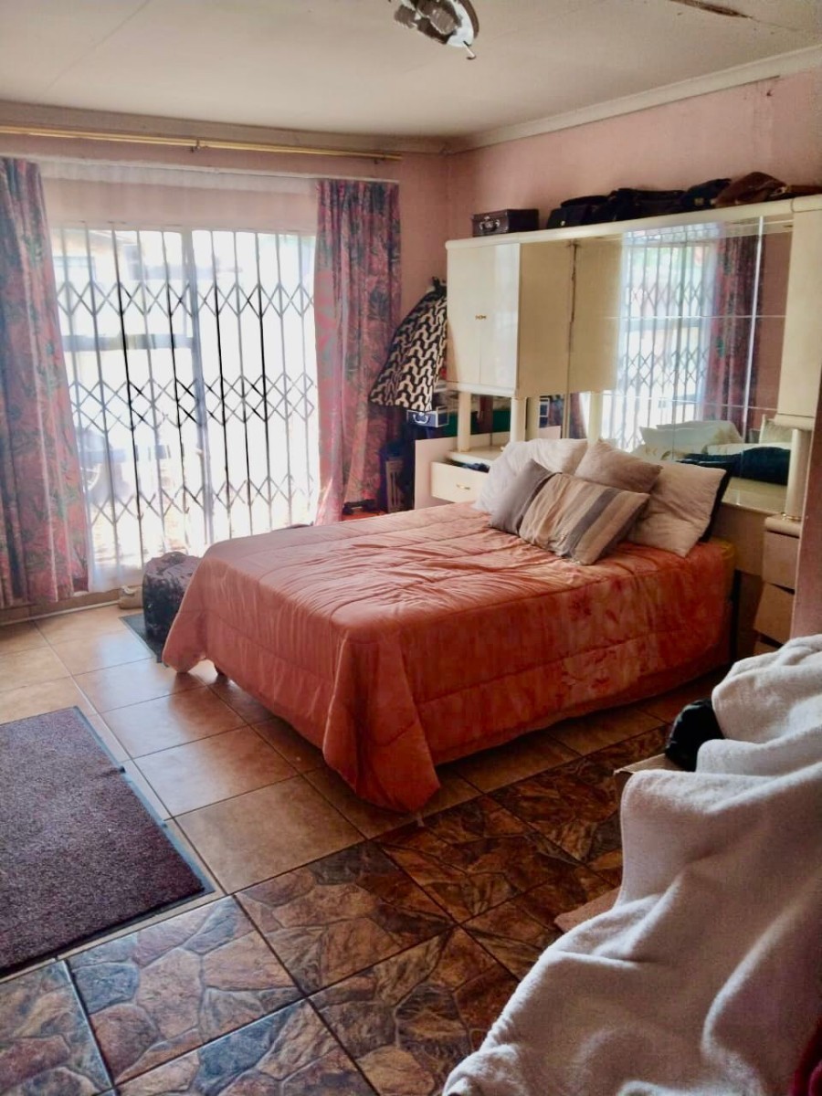 3 BED. HOUSE FOR SALE IN KEMPTON PARK WEST