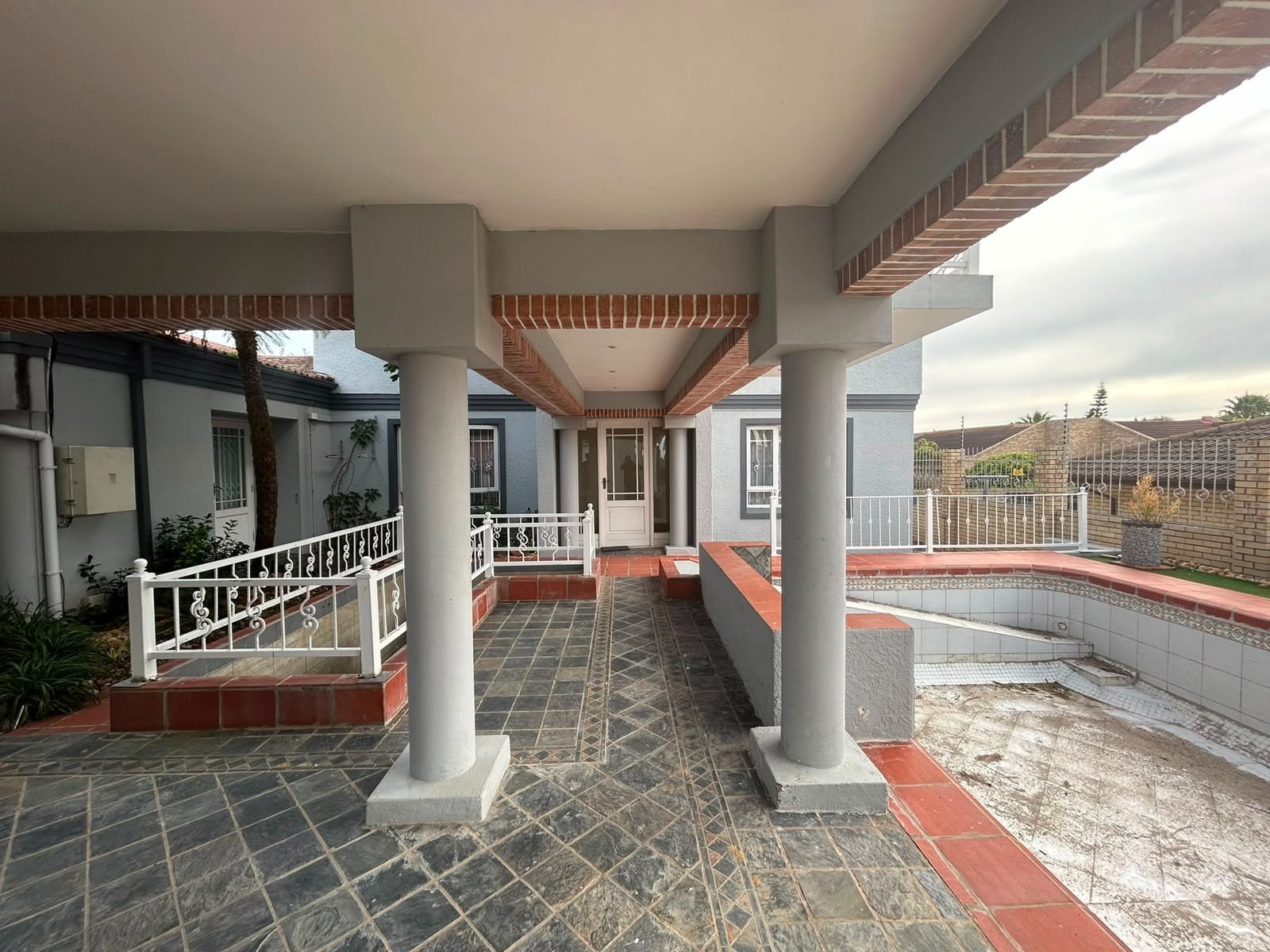 Dual Living for sale in Summerstrand, Port Elizabeth, 420 m²