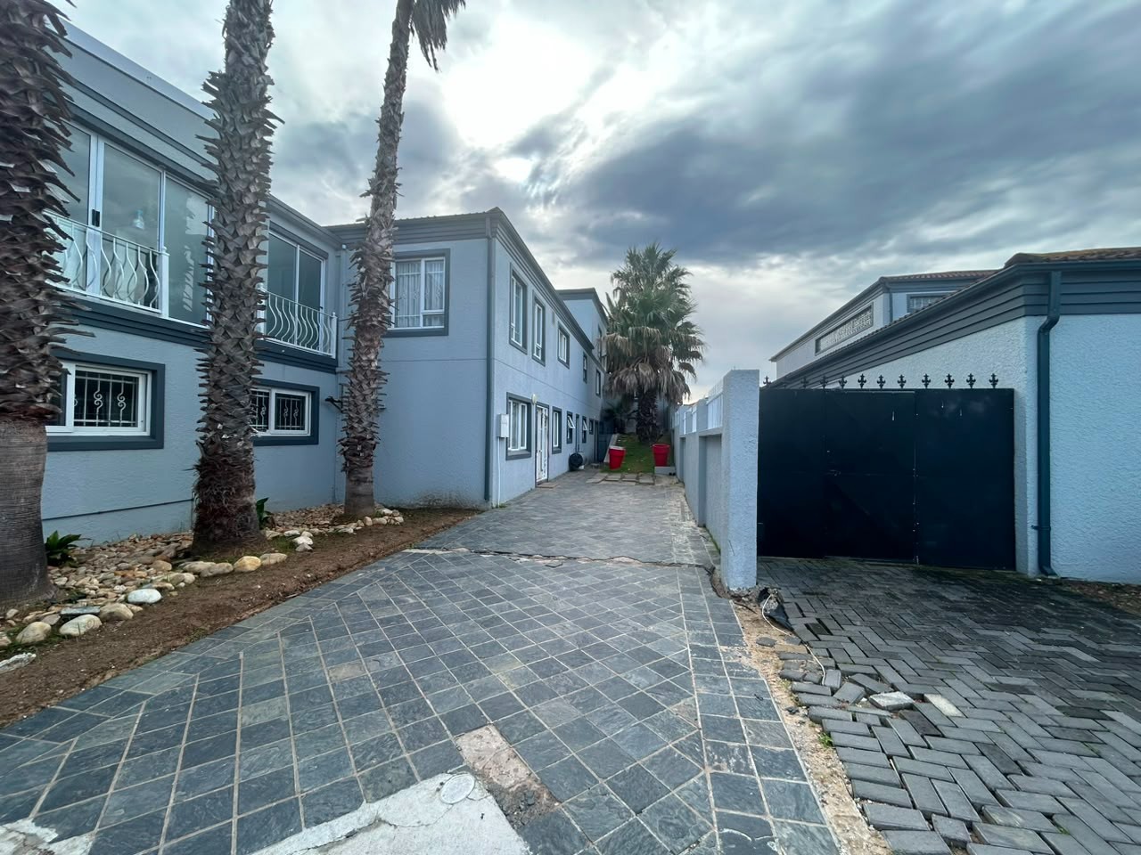 Dual Living for sale in Summerstrand, Port Elizabeth, 420 m²