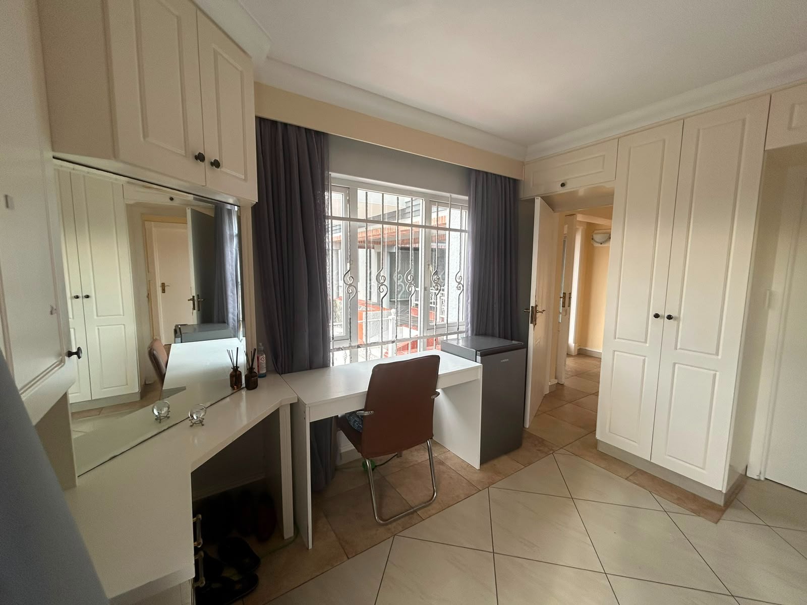 6 Bedroom Tenanted Guest House Lodge For Sale