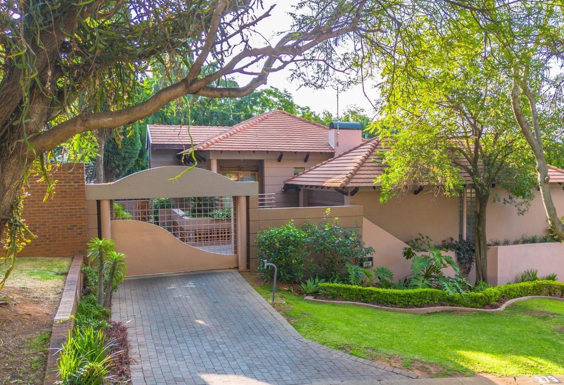 Exceptional Embassy And Executie / Comfortable  Living